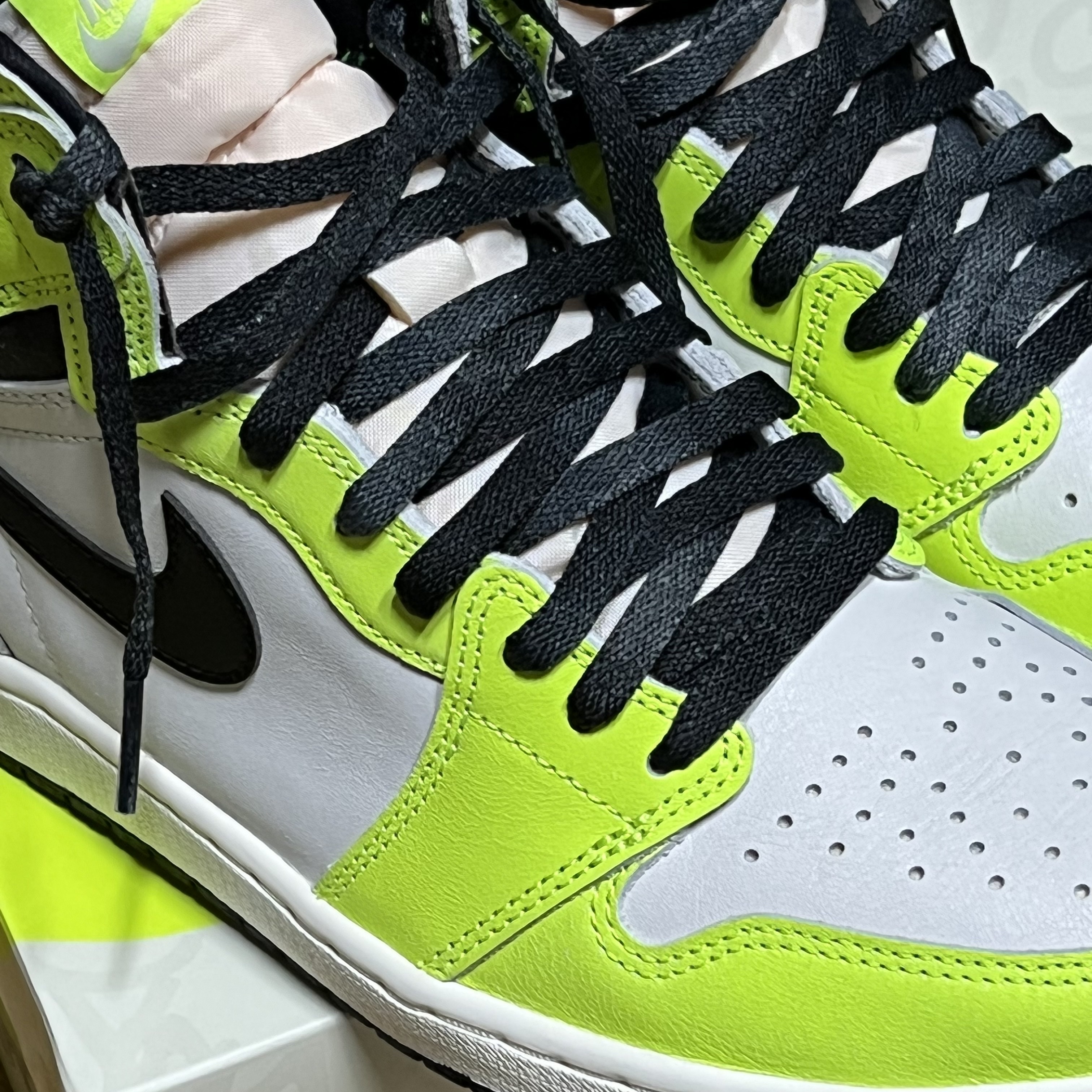 Jordan 1 Retro High OG Volt 착용 스타일