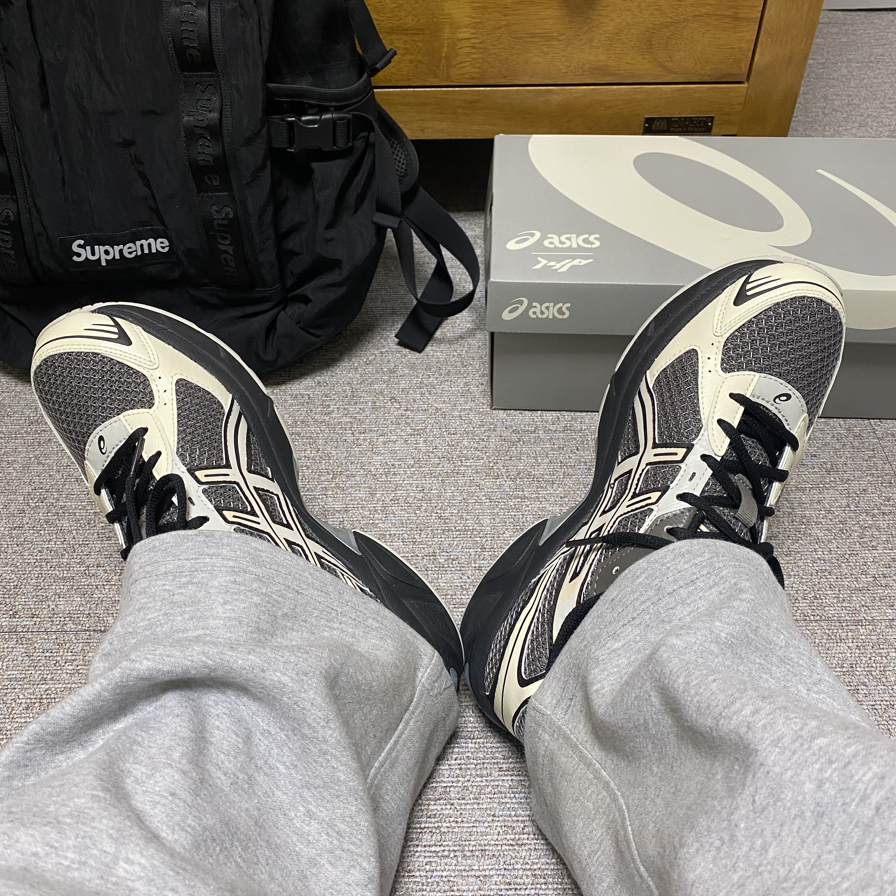 Asics x I4P Gel-1130 Mink Glacier Grey, Supreme Backpack Black - 20FW 착용 스타일 - 1