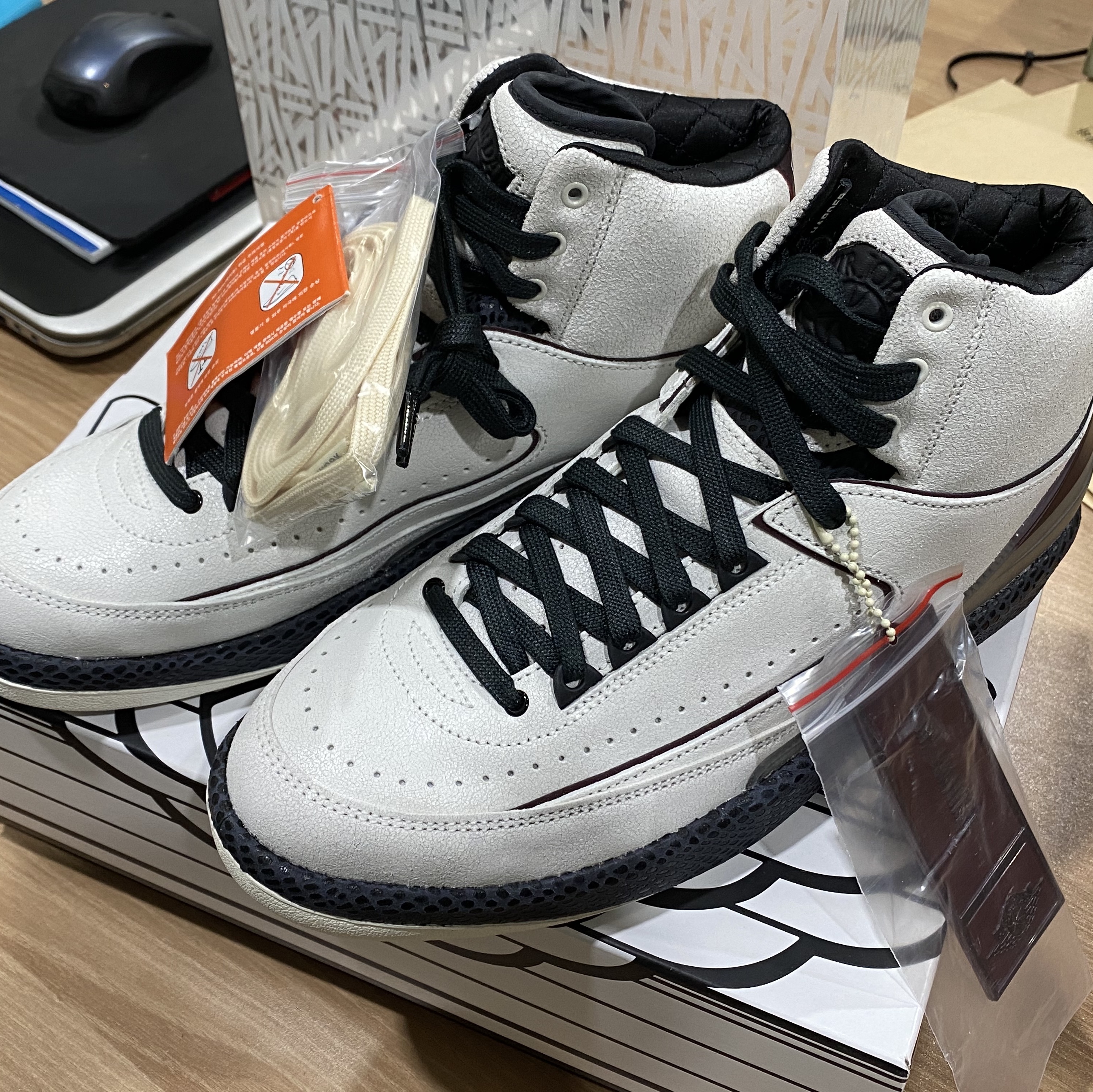 Jordan 2 x A Ma Maniere Retro SP Sail and Burgundy 착용 스타일 - 1