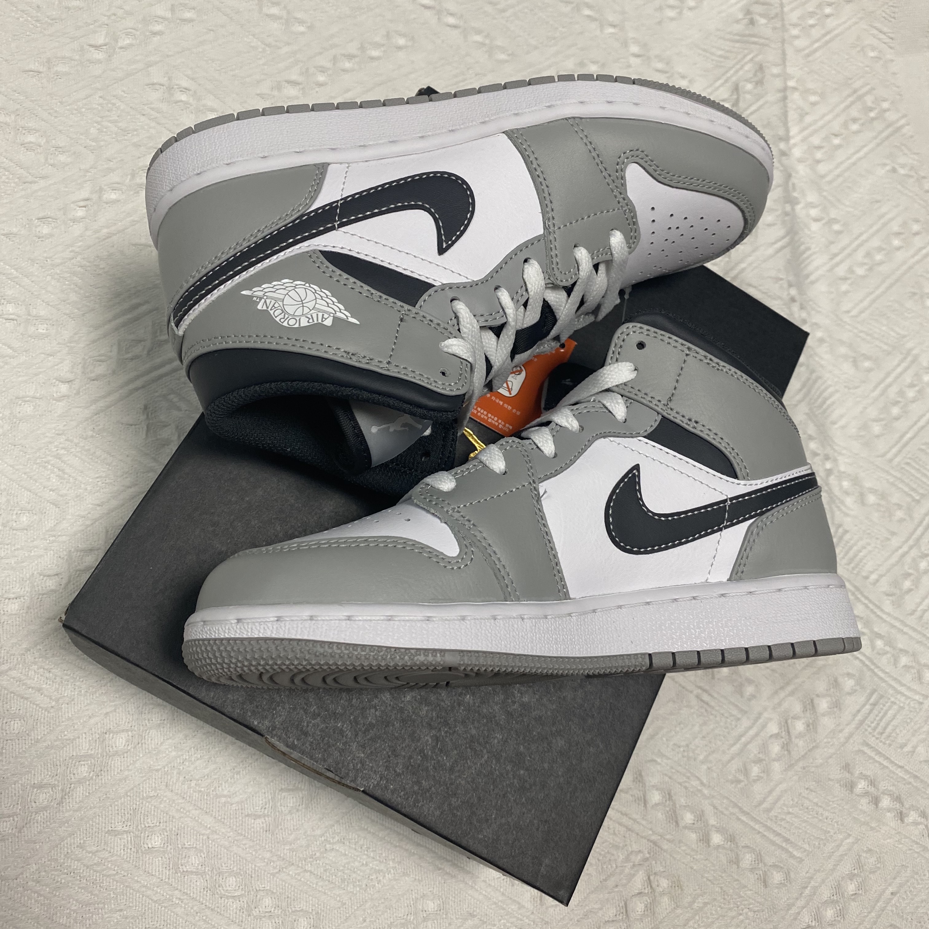 (GS) Jordan 1 Mid Light Smoke Grey Anthracite 착용 스타일 - 2