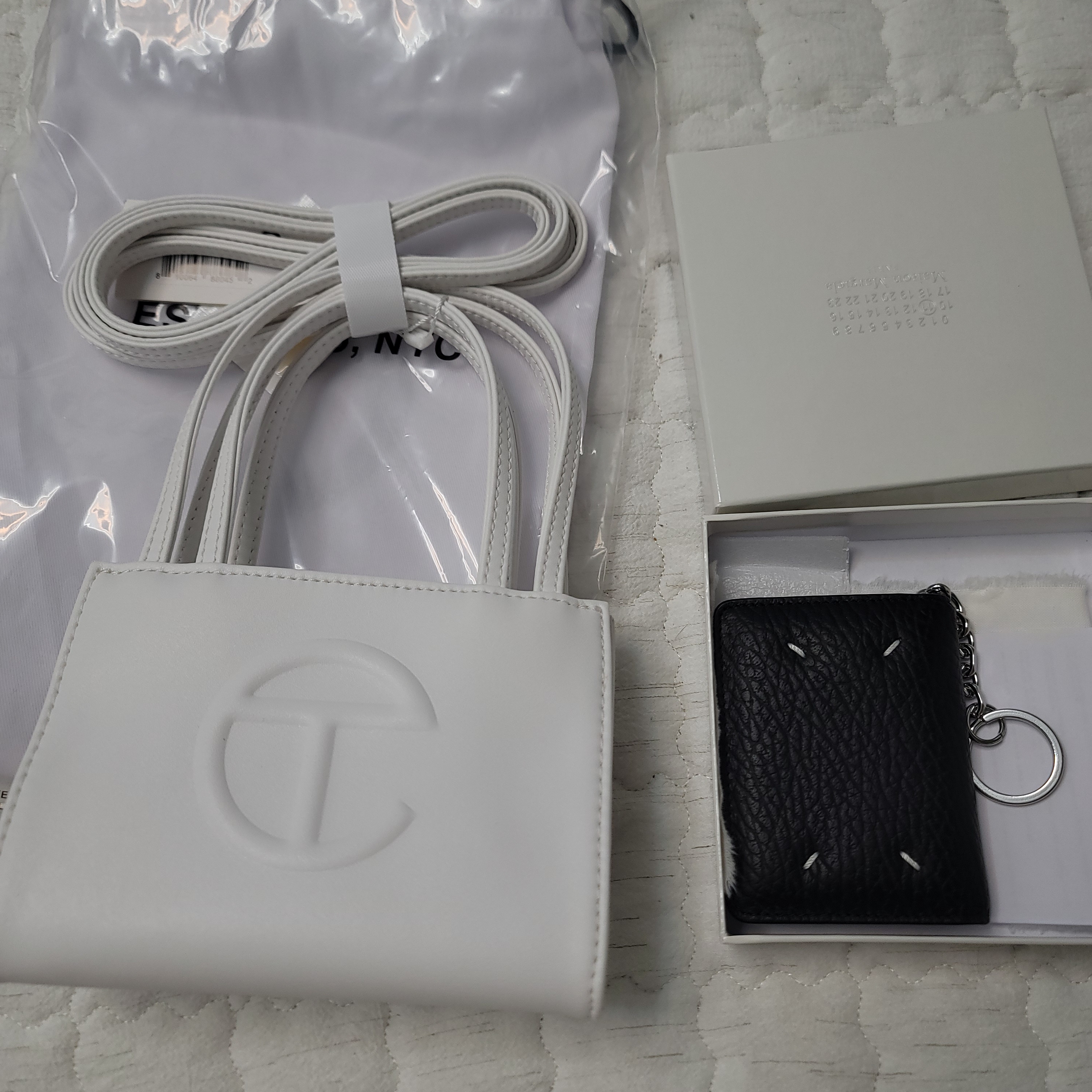 Telfar Small Shopping Bag White, Maison Margiela Keyring Wallet Black 착용 스타일