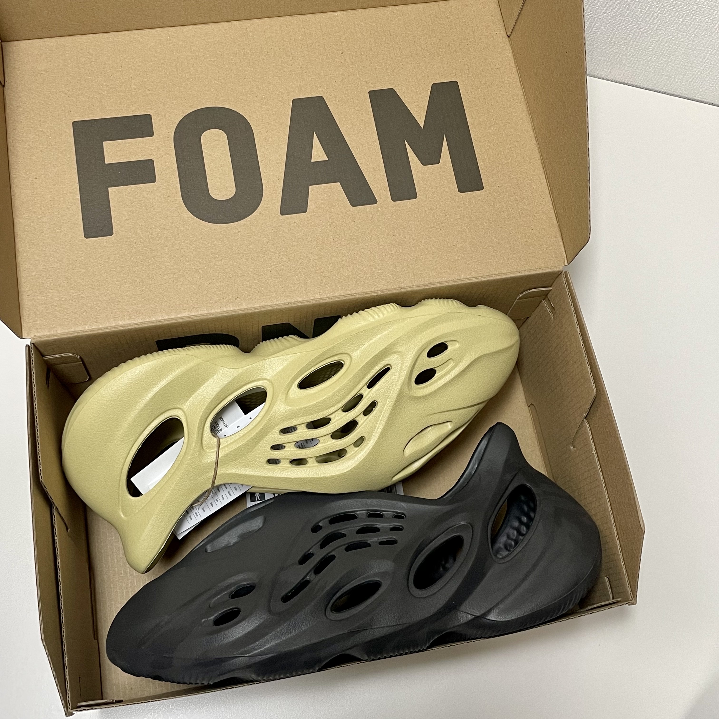 Adidas Yeezy Foam RNNR Sulfur, Adidas Yeezy Foam RNNR Onyx 착용 스타일 - 1