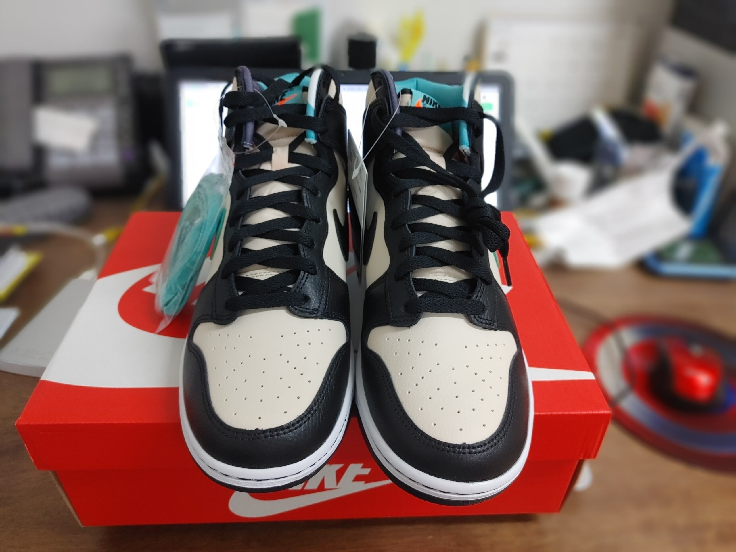 Nike Dunk High Retro EMB Pearl White Washed Teal and Black 착용 스타일 - 2