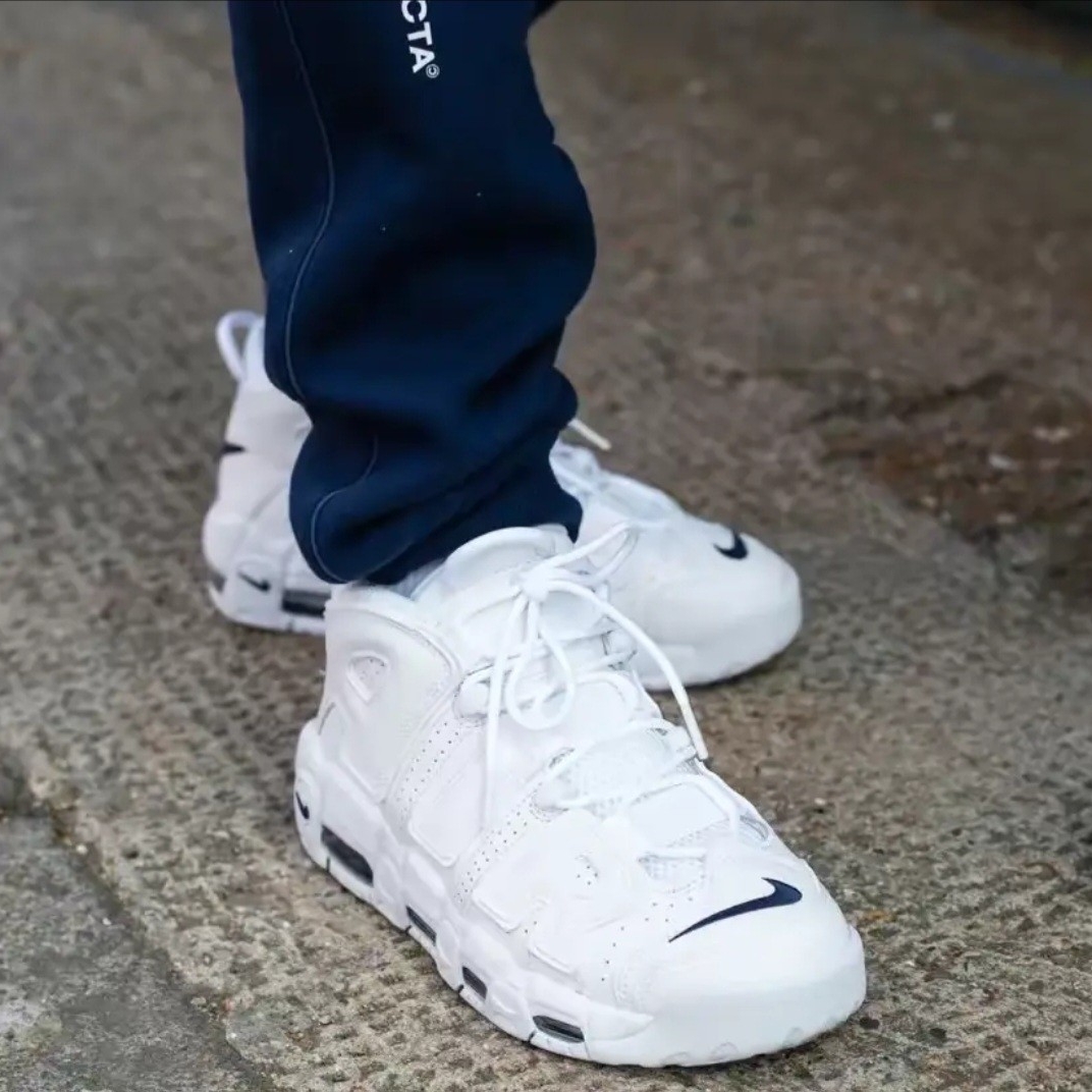 Nike Air More Uptempo 96 White Midnight Navy 착용 스타일 - 1