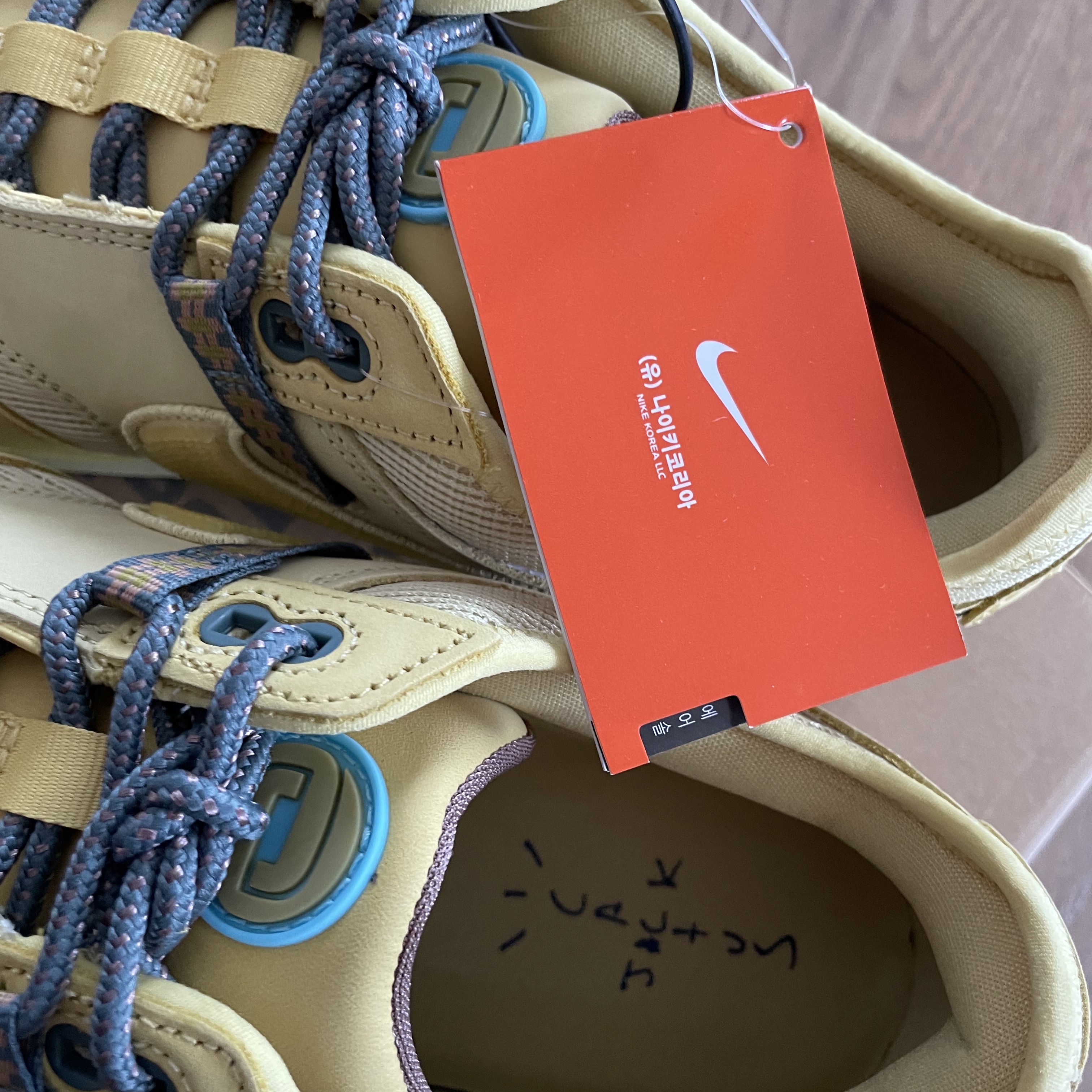 Nike x Travis Scott Air Max 1 Cact.us Gold 착용 스타일 - 2