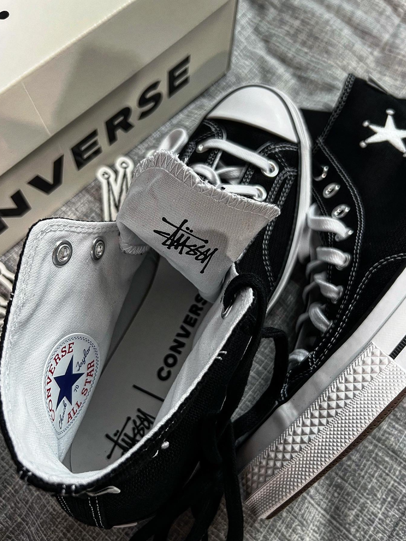 Converse x Stussy Chuck 70 High Black 착용 스타일 - 3