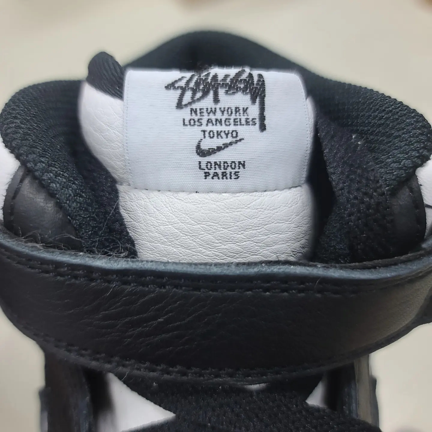 Nike x Stussy Air Force 1 '07 Mid SP Black and Light Bone 착용 스타일 - 2