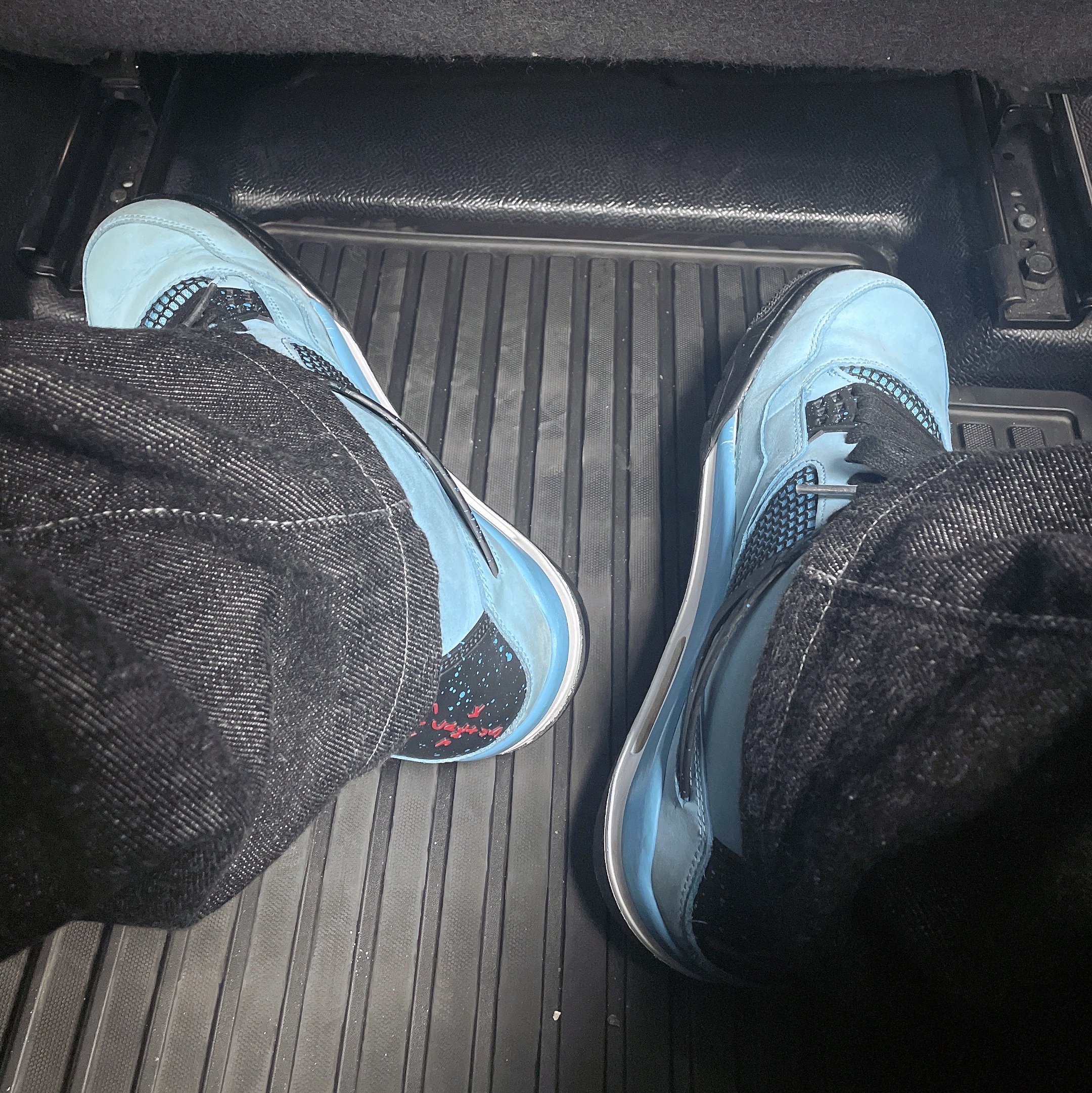 Jordan 4 x Travis Scott Retro Cactus Jack 착용 스타일