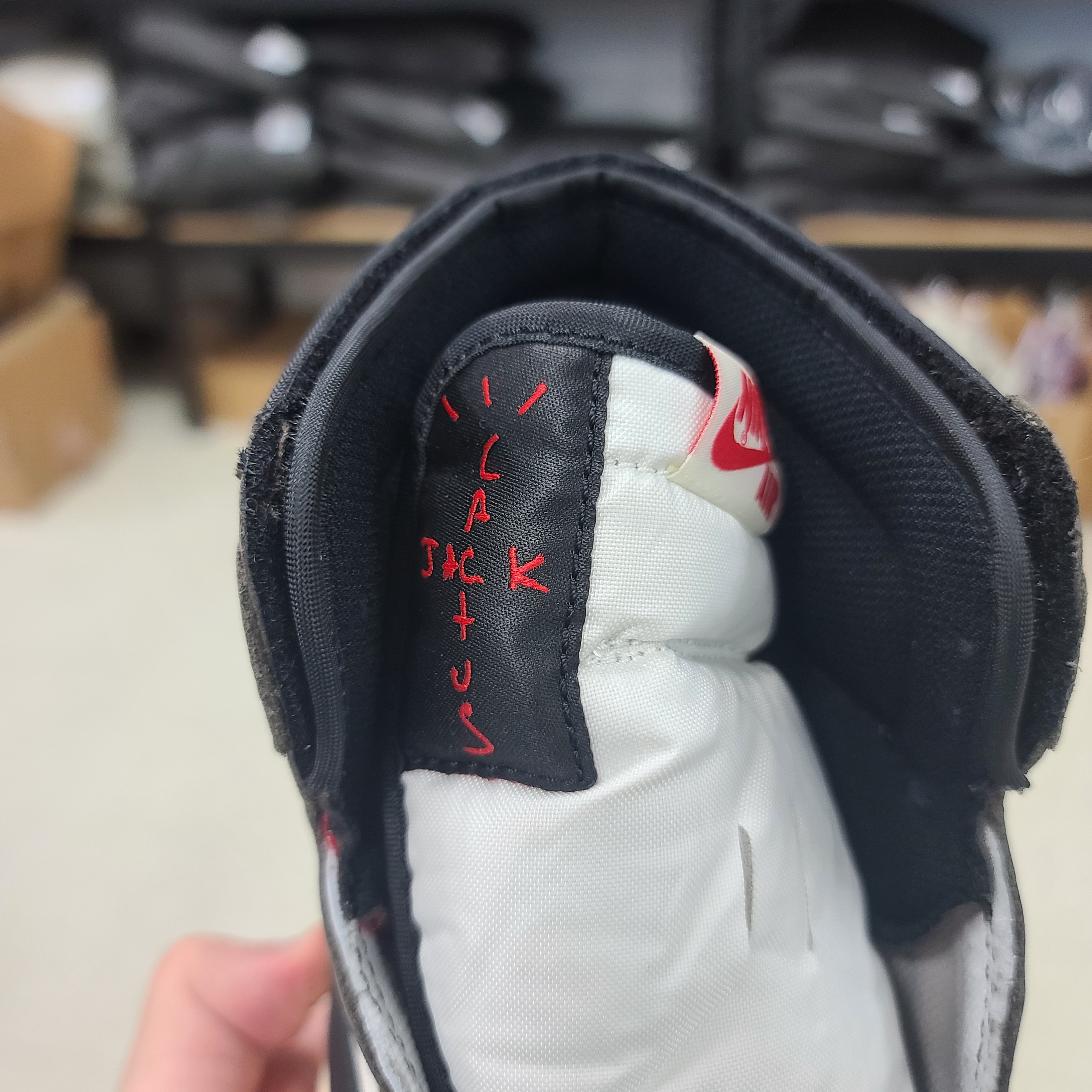 Jordan 1 x Travis Scott Retro High OG SP Mocha 착용 스타일 - 2