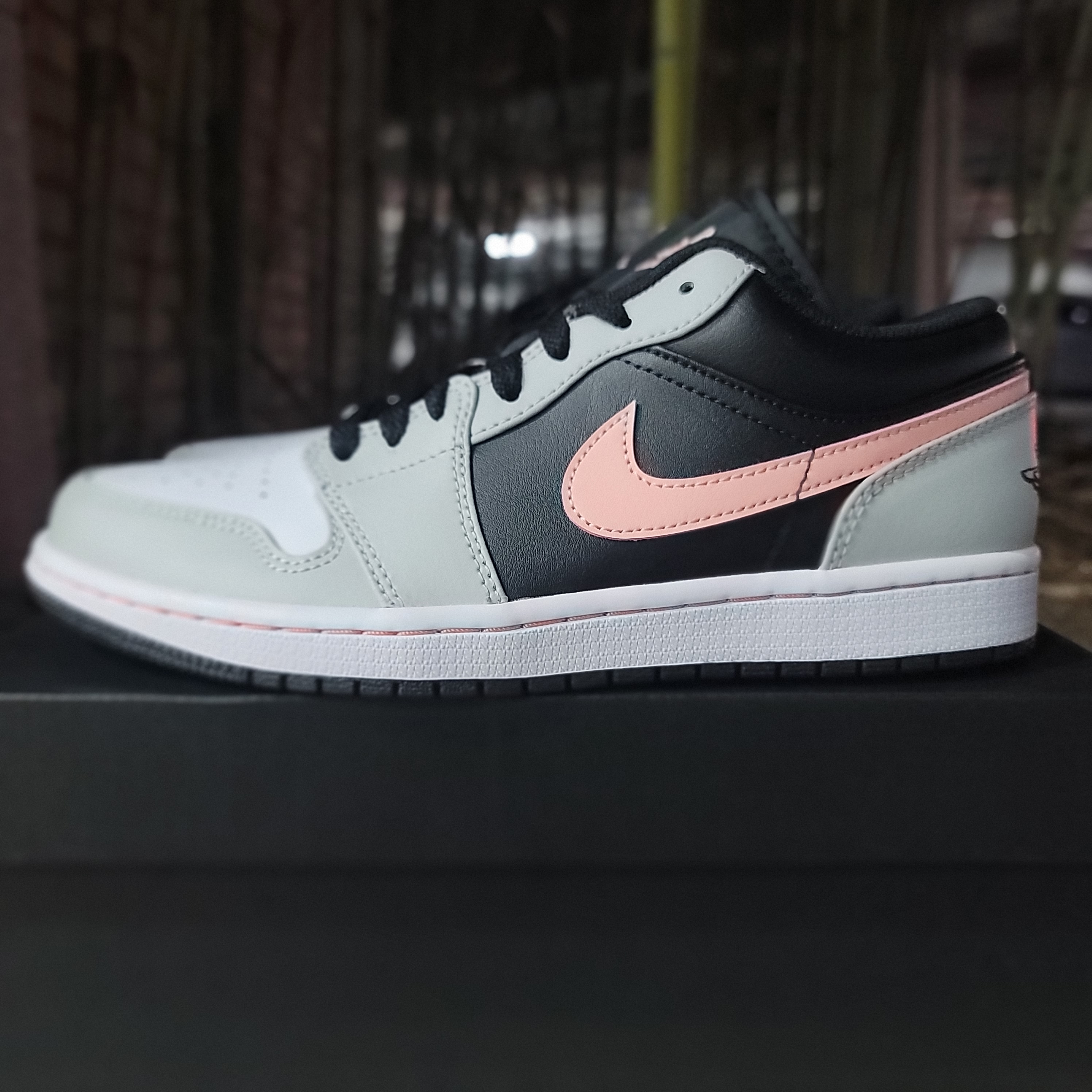 Jordan 1 Low Grey Fog Black Bleached Coral 착용 스타일 - 1
