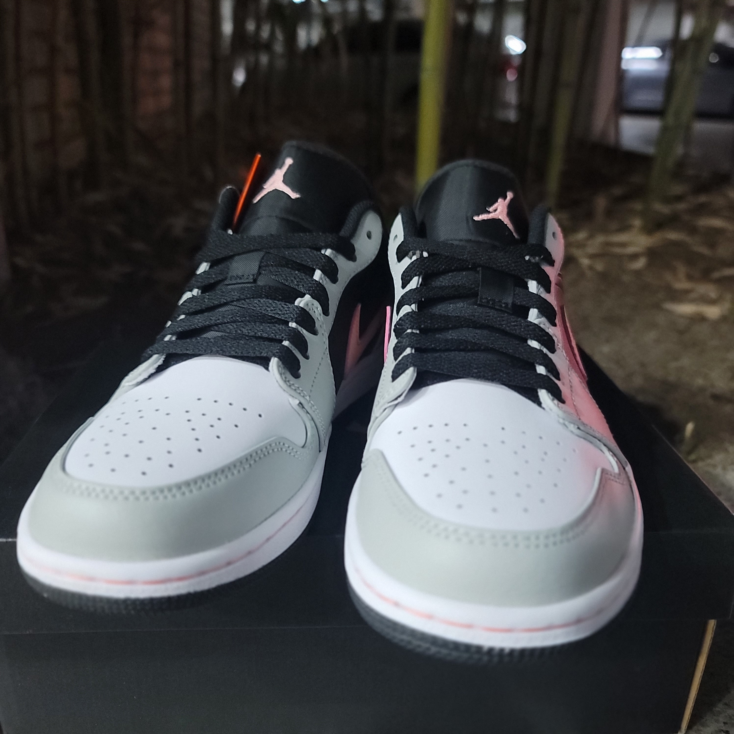 Jordan 1 Low Grey Fog Black Bleached Coral 착용 스타일 - 2
