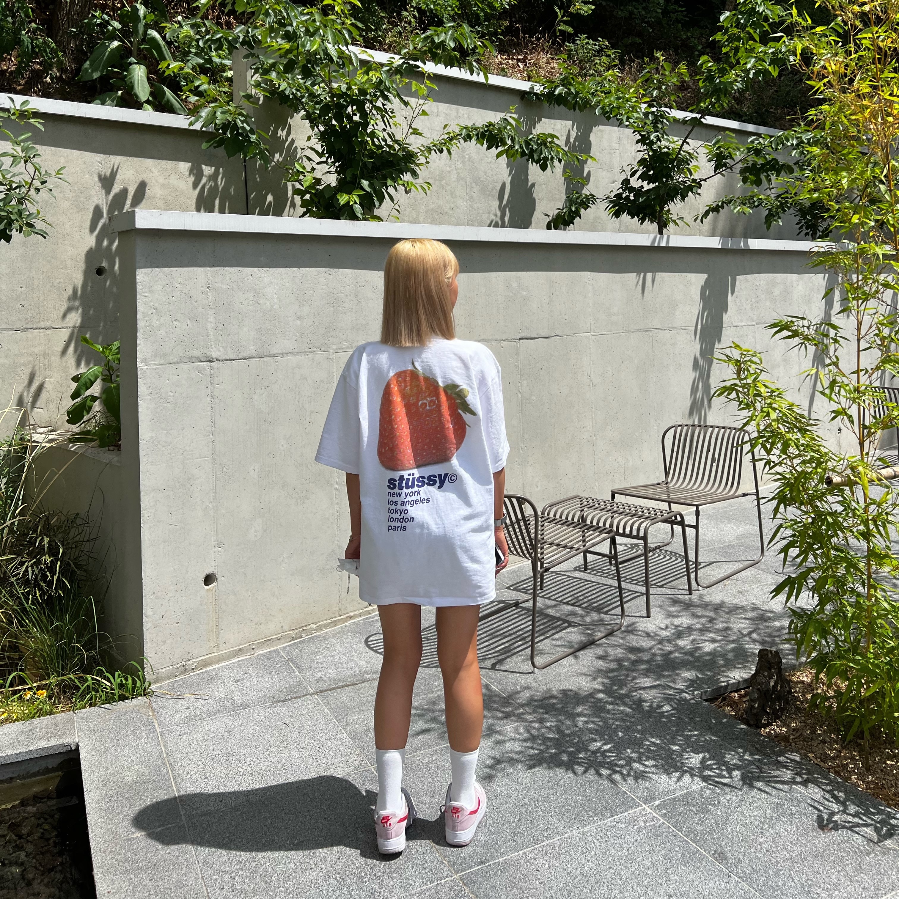 Stussy Strawberry T-Shirt White, Nike Air Force 1 '07 QS Valentine's Day 착용 스타일
