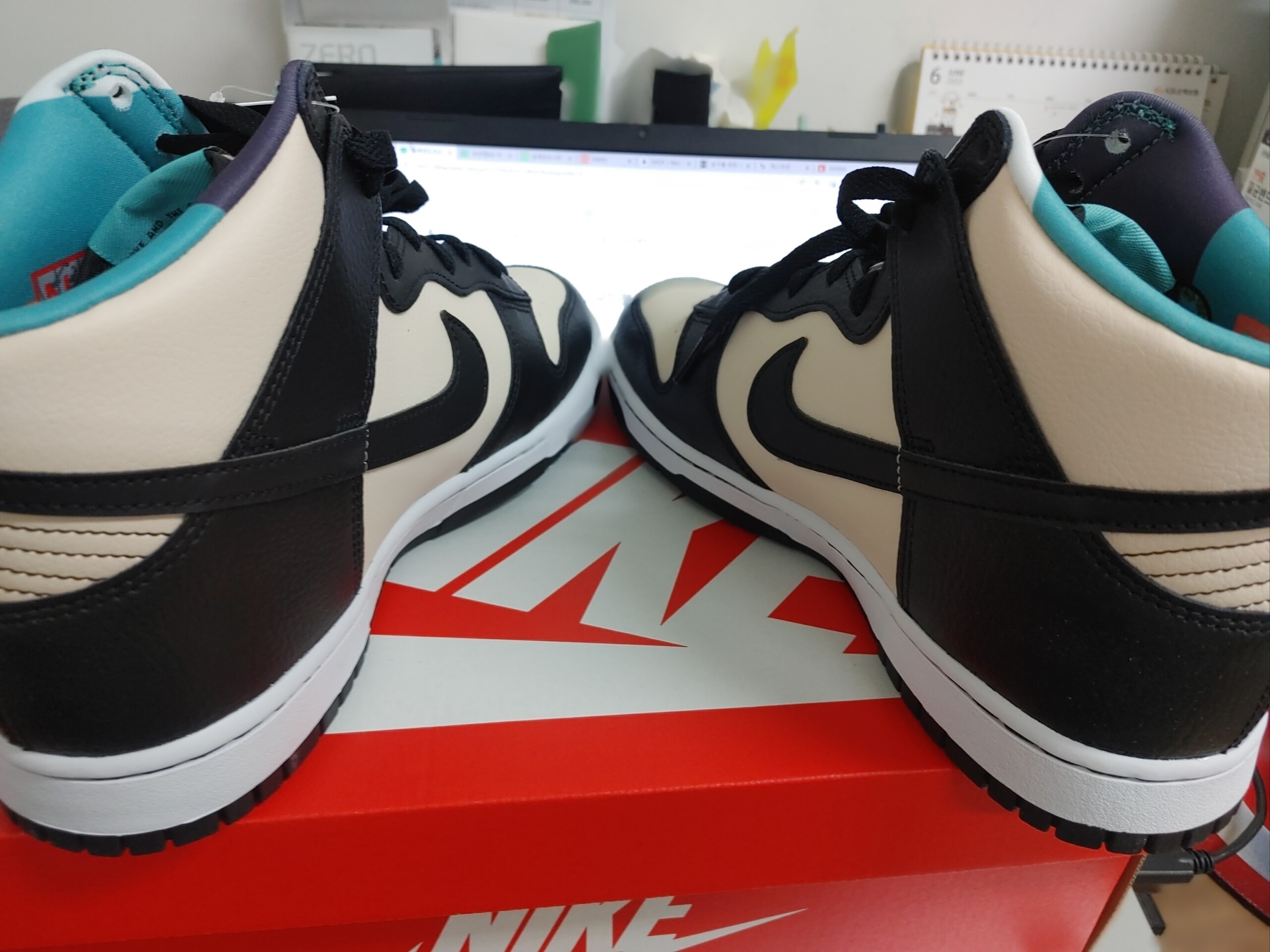 Nike Dunk High Retro EMB Pearl White Washed Teal and Black 착용 스타일 - 5
