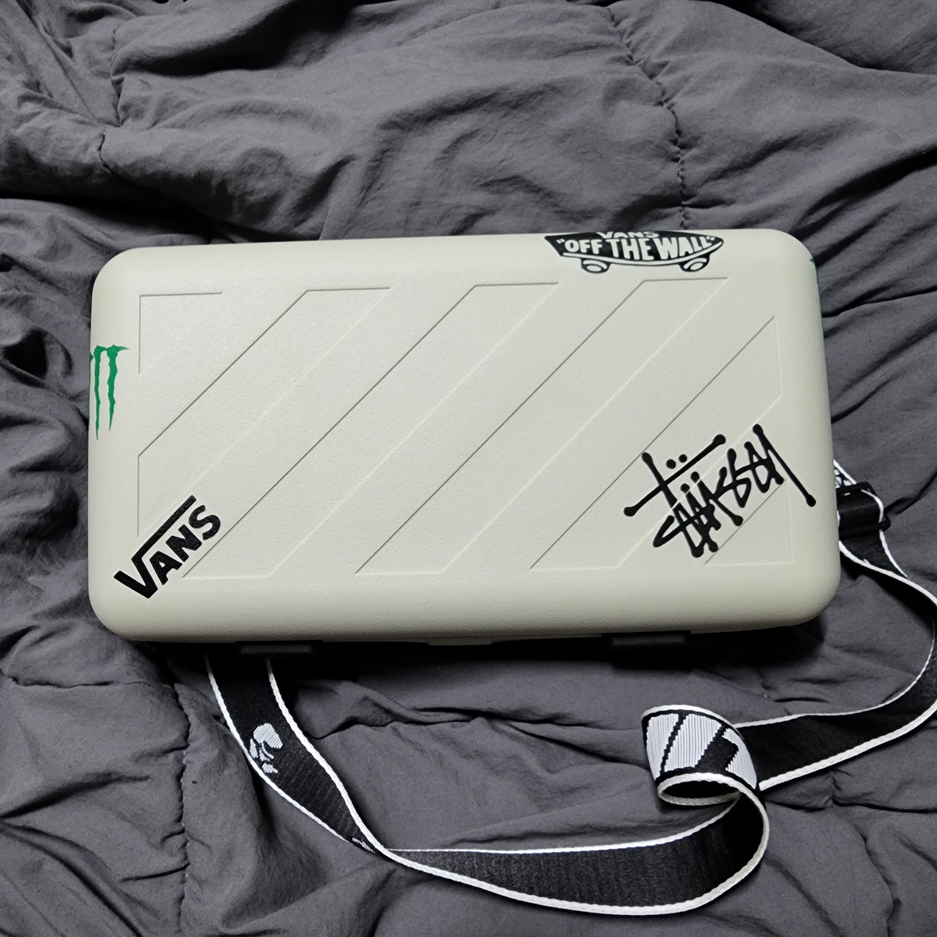 Off-White x Amore Pacific Protection Box (Without Cosmetics) 착용 스타일