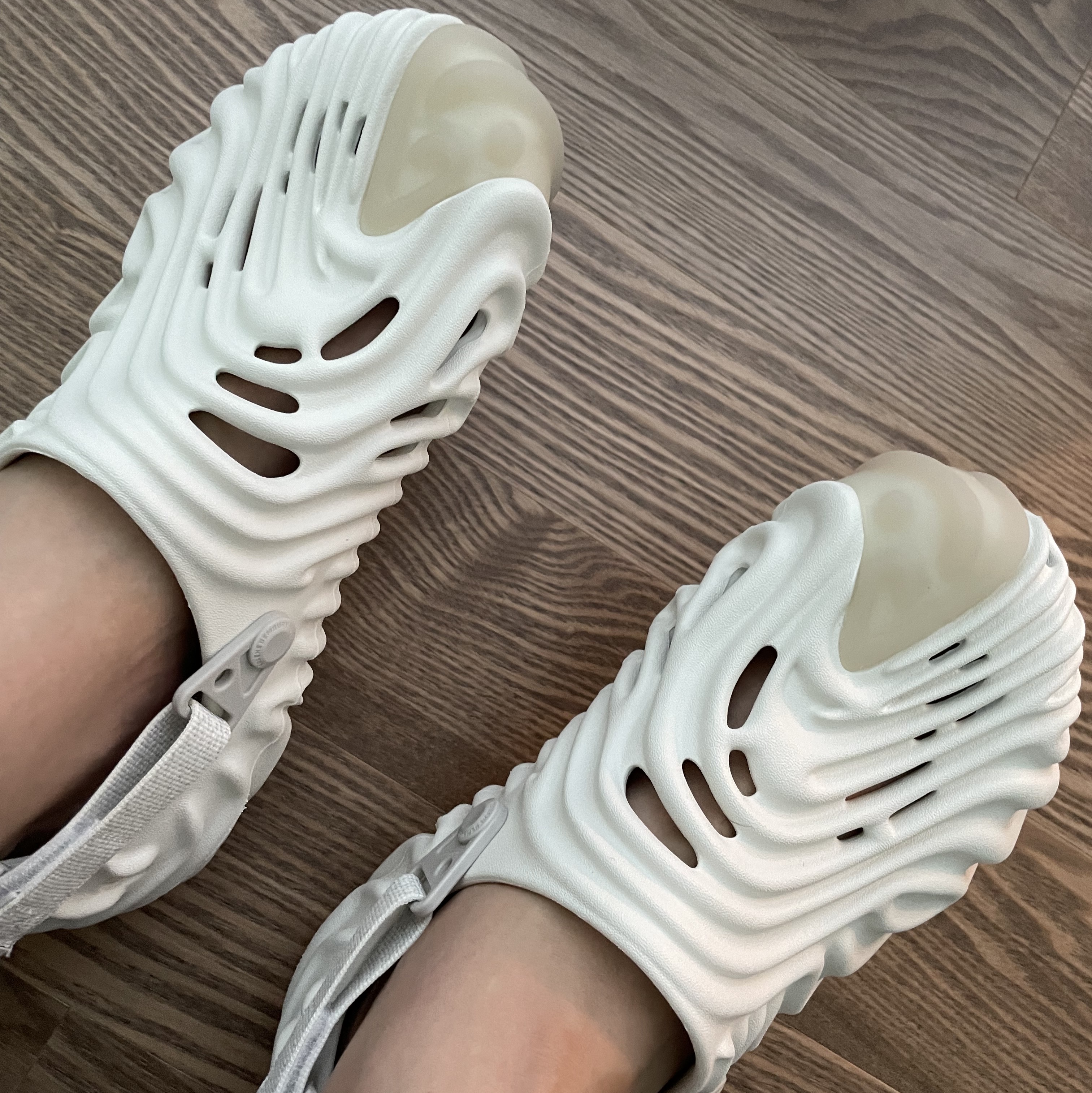 Crocs x Salehe Bembury Pollex Clog Stratus 착용 스타일 - 3