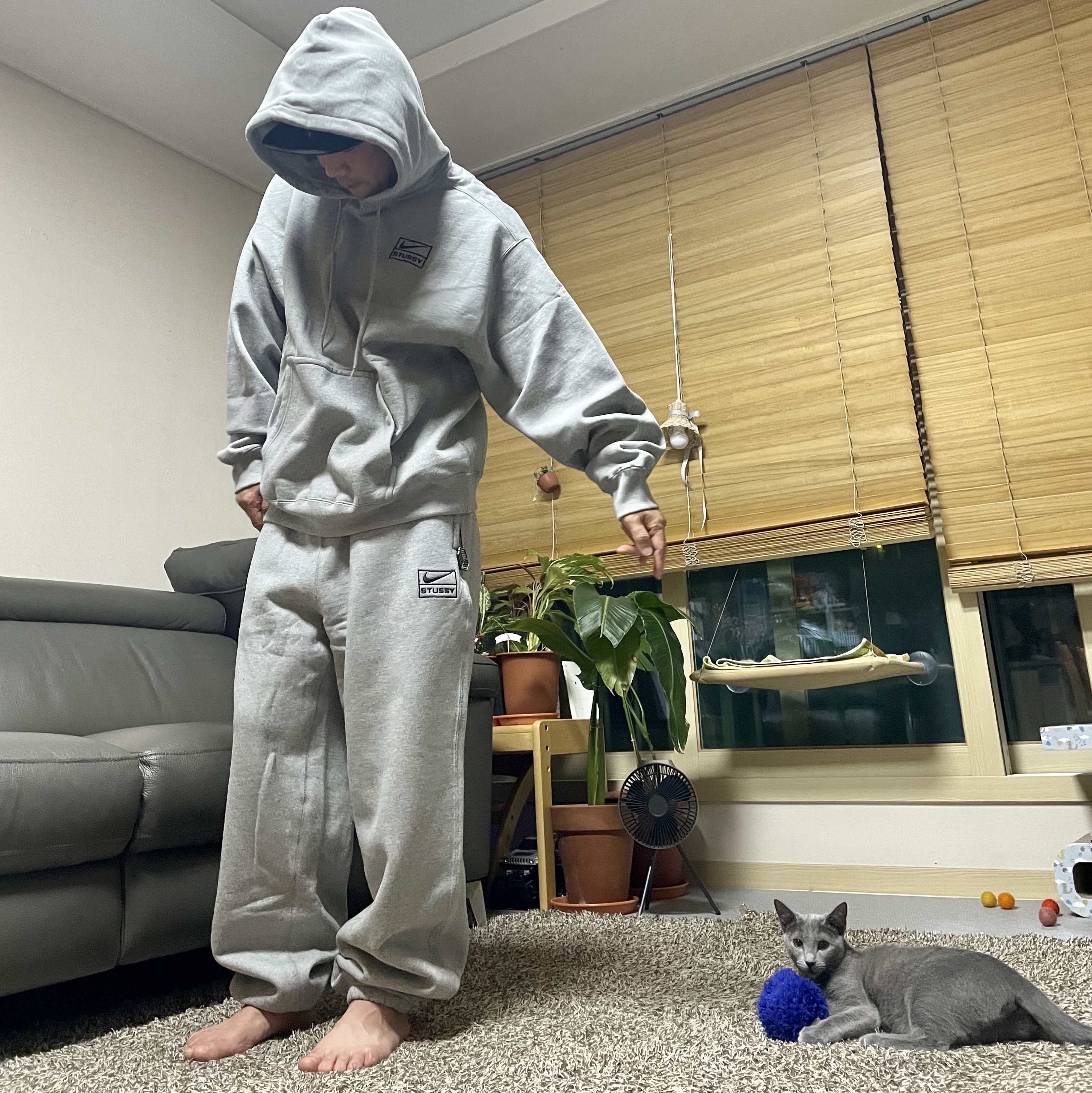 Nike x Stussy NRG RA Pullover Hoodie Dark Grey Heather (DJ9488-063), Nike x Stussy NRG RA Fleece Pants Dark Grey Heather (DJ9490-063) 착용 스타일