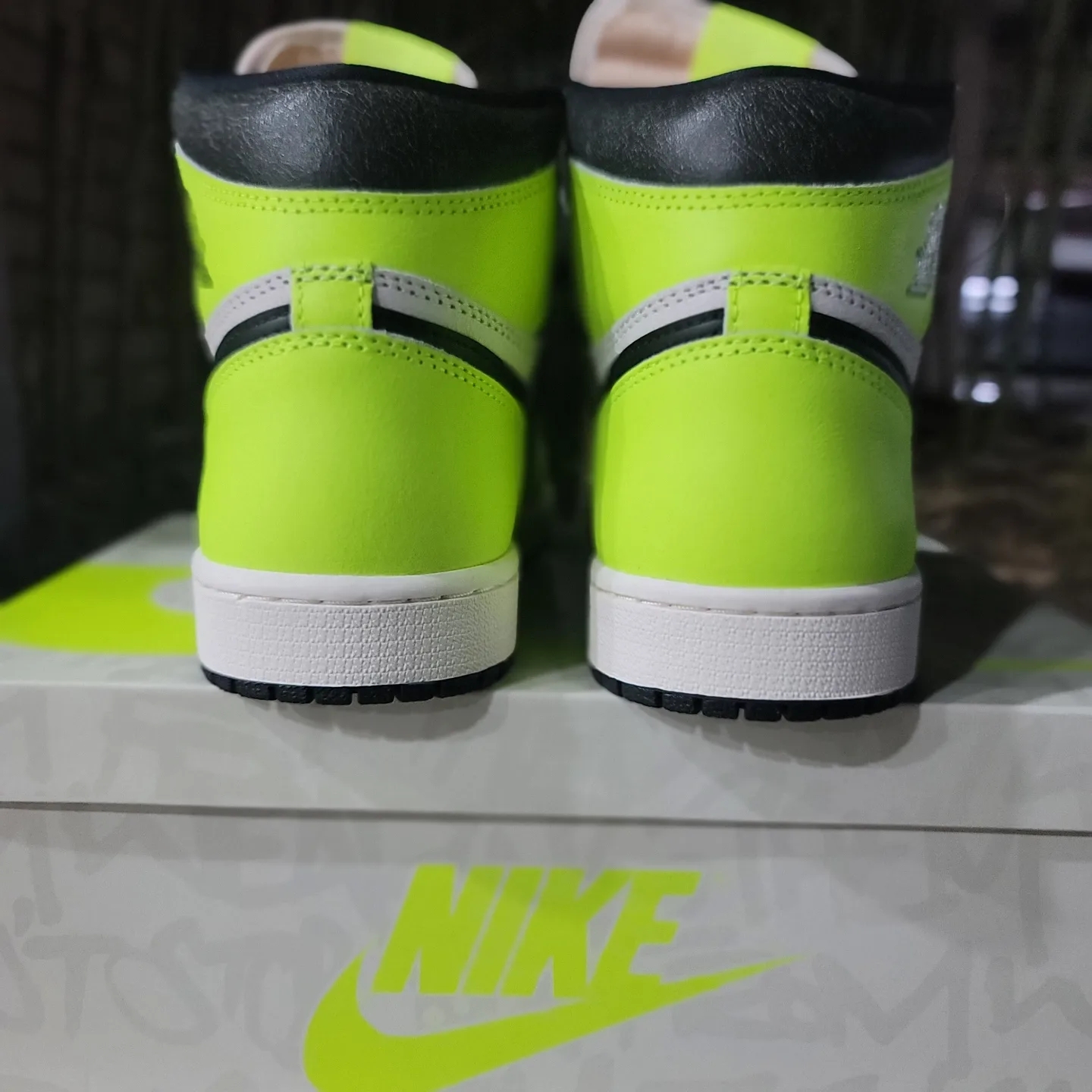Jordan 1 Retro High OG Volt 착용 스타일 - 3