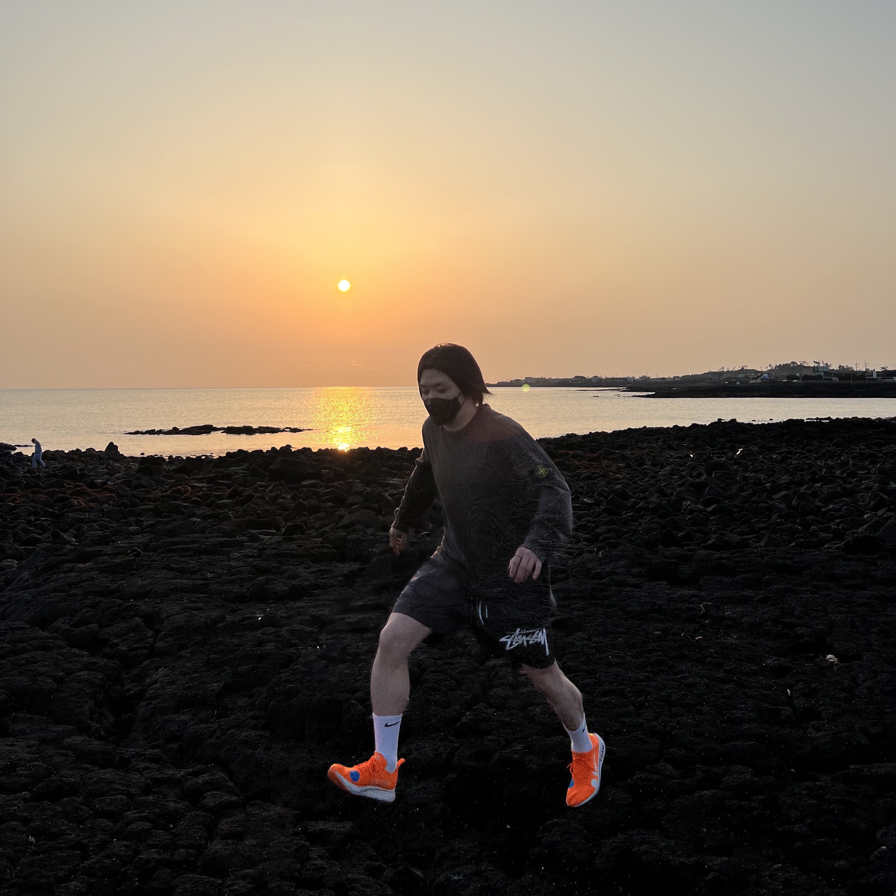 Nike x Off-White Zoom Fly Mercurial Total Orange, Nike x Stussy Water Shorts Off Noir 착용 스타일