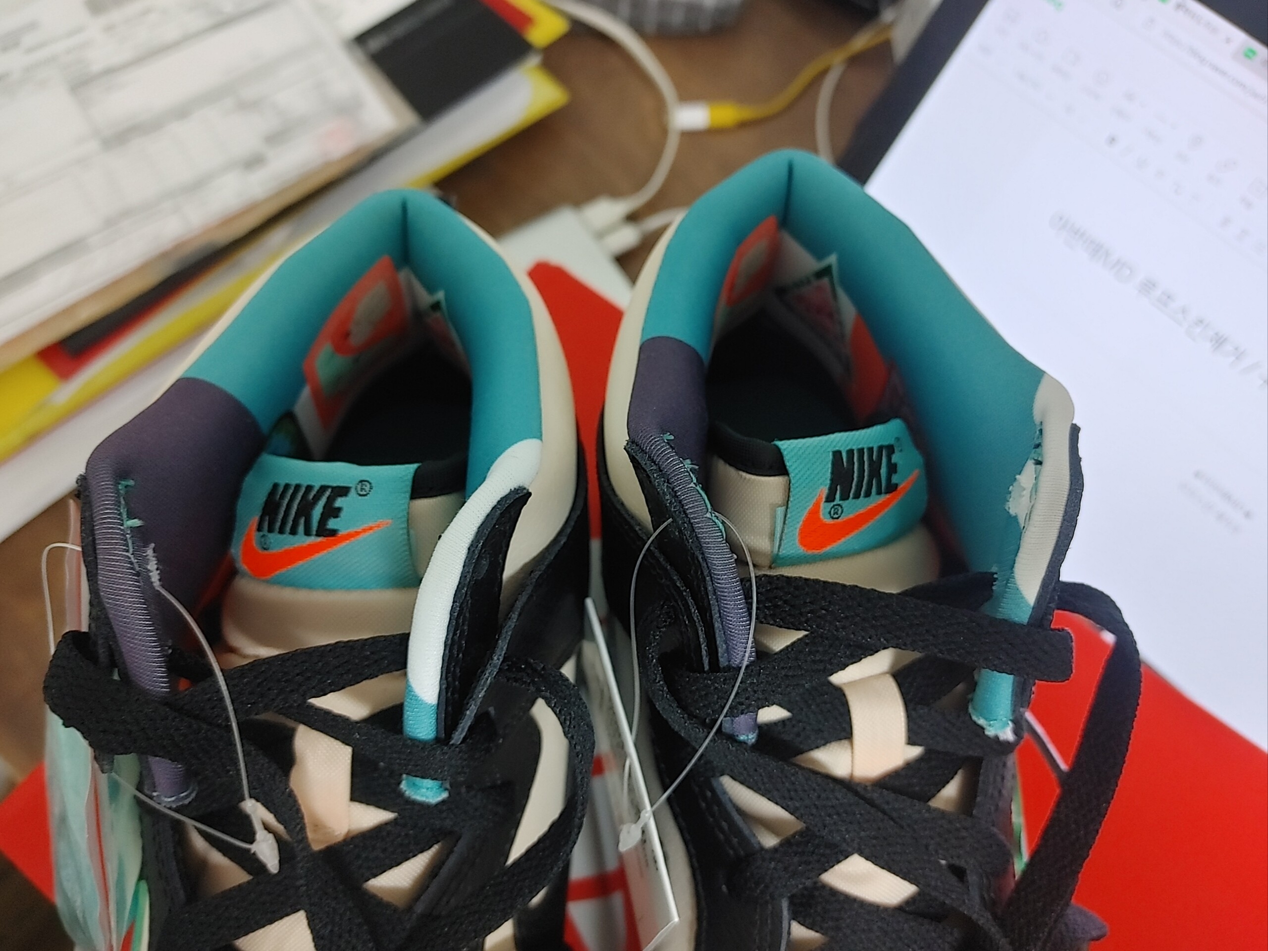 Nike Dunk High Retro EMB Pearl White Washed Teal and Black 착용 스타일 - 3