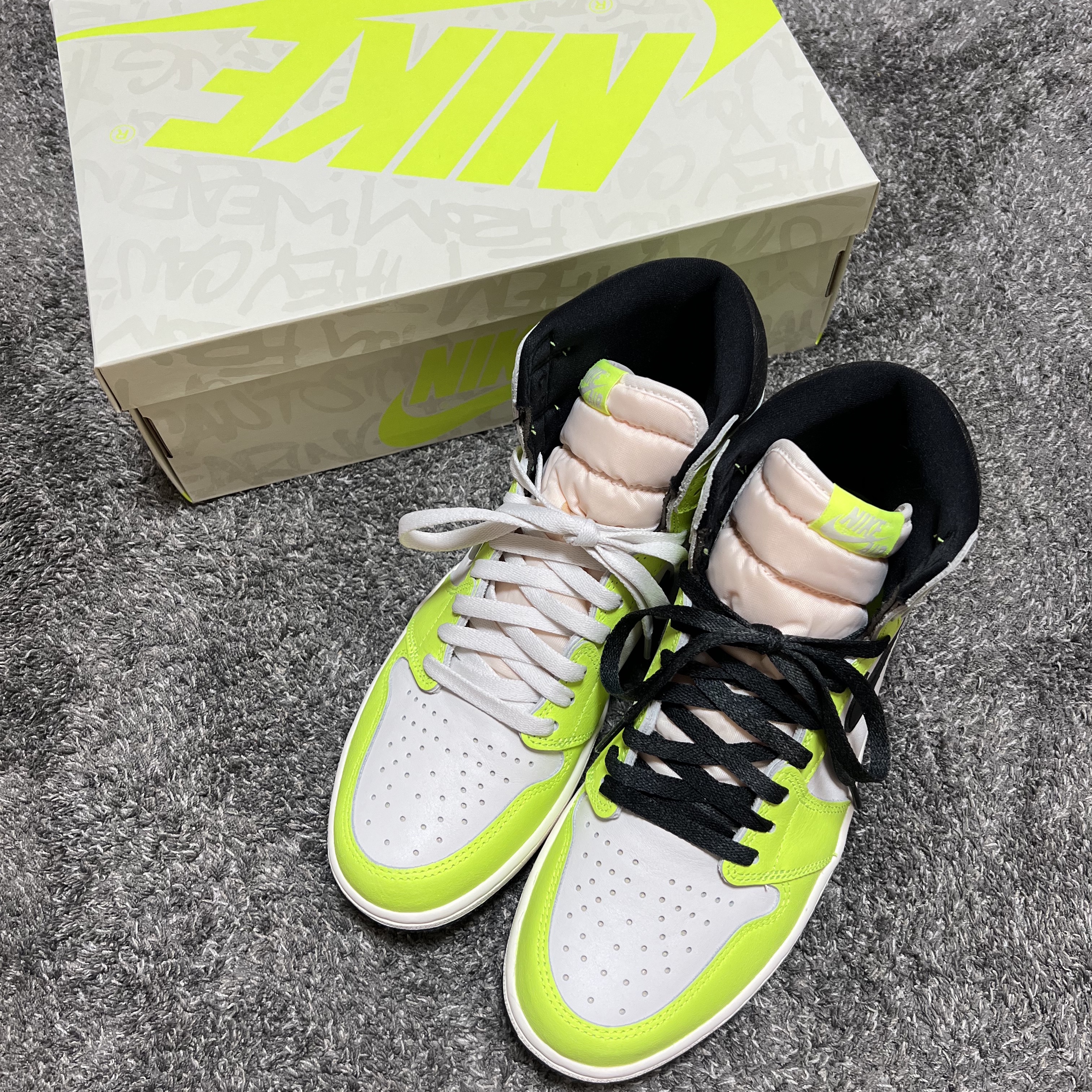 Jordan 1 Retro High OG Volt 착용 스타일 - 1