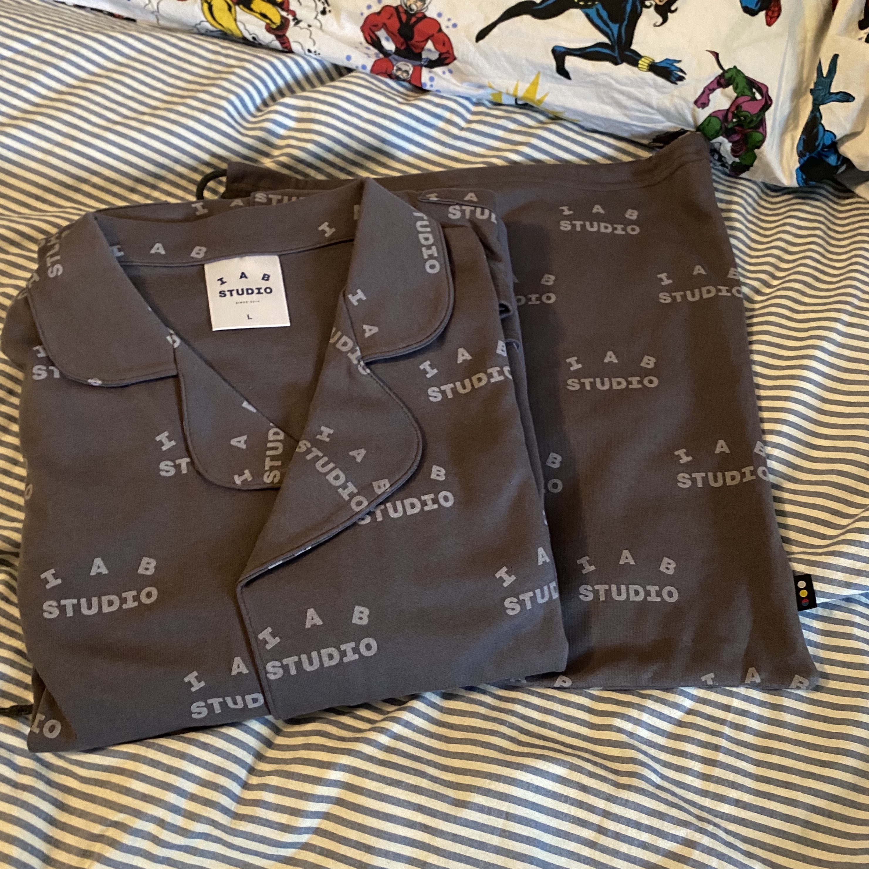 IAB Studio At Home Pajama Set Charcoal 착용 스타일