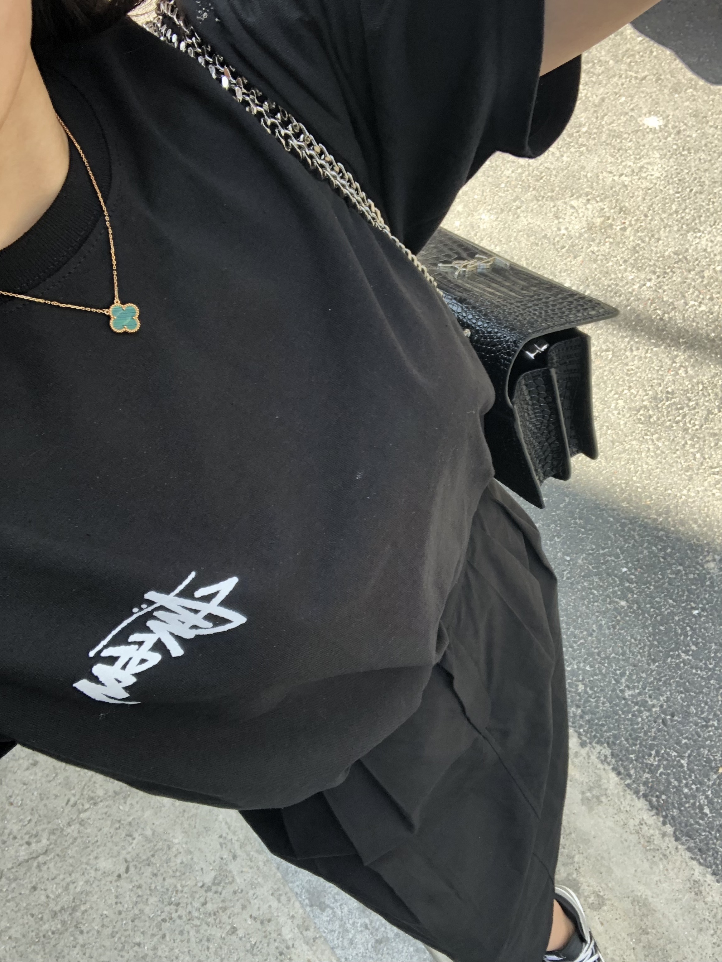 (W) Dior Walk'N'Dior Sneakers Oblique Navy, Stussy Fuzzy Dice T-Shirt Black 착용 스타일 - 2