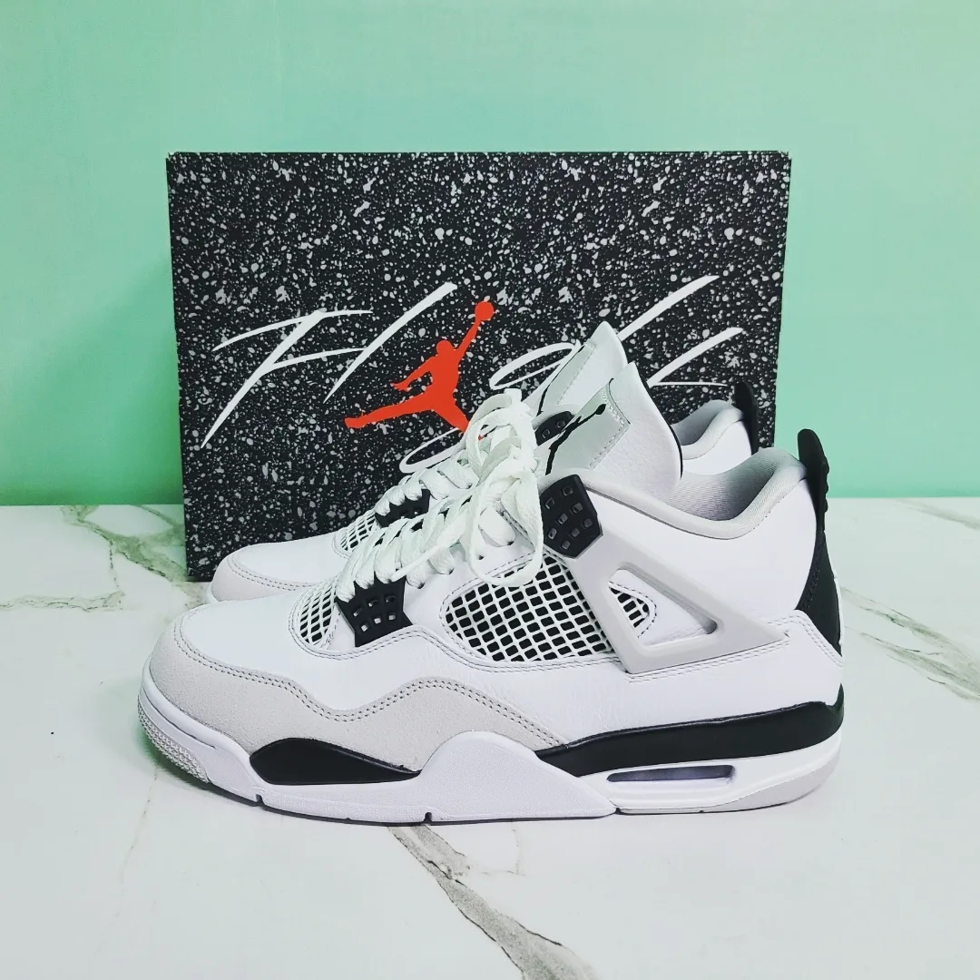 Jordan 4 Retro White and Black 착용 스타일 - 3