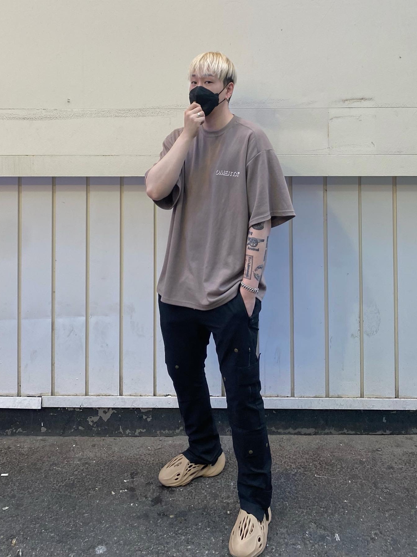 Adidas Yeezy Foam RNNR Ochre, Adidas Yeezy Foam RNNR Stone Sage 착용 스타일 - 1