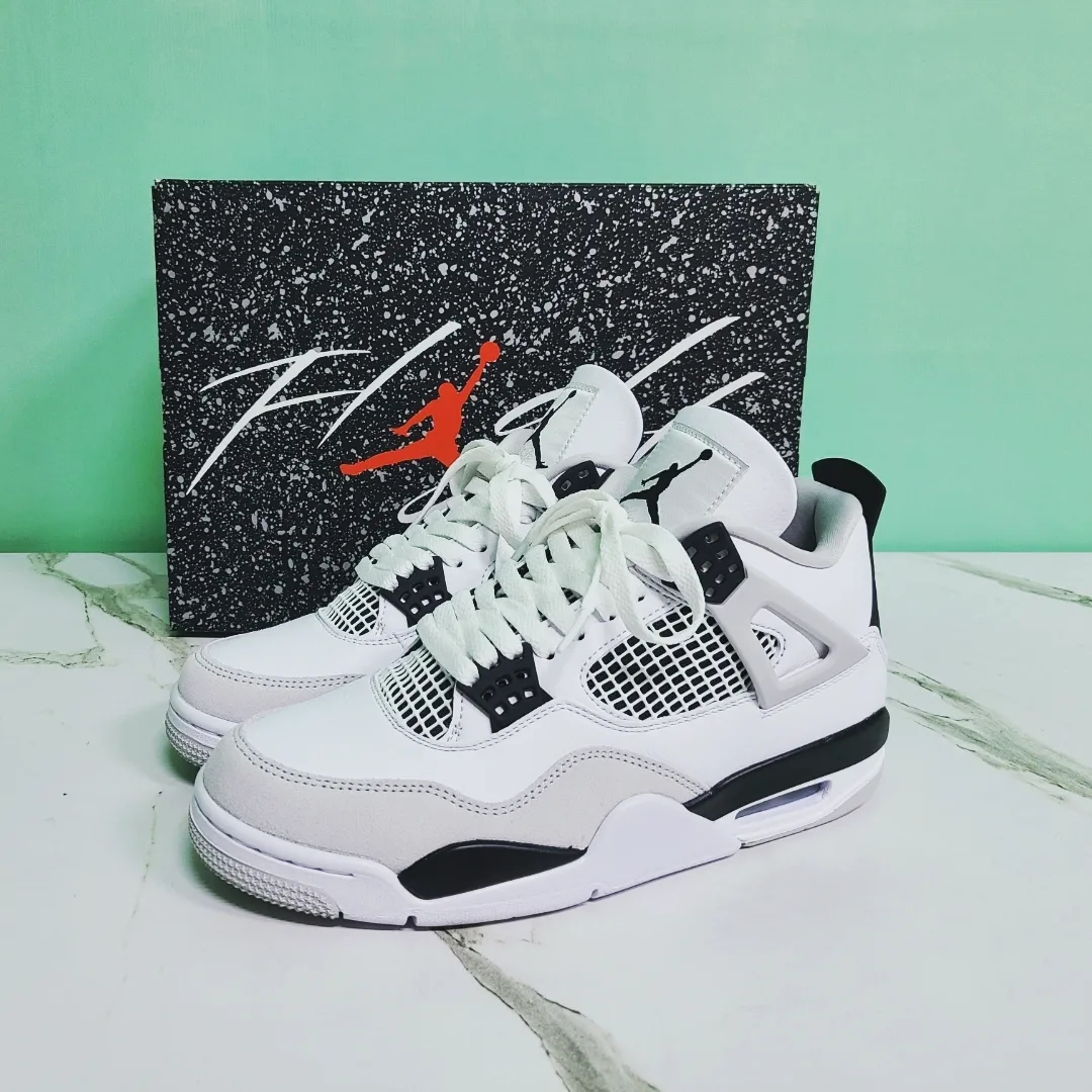 Jordan 4 Retro White and Black 착용 스타일 - 1