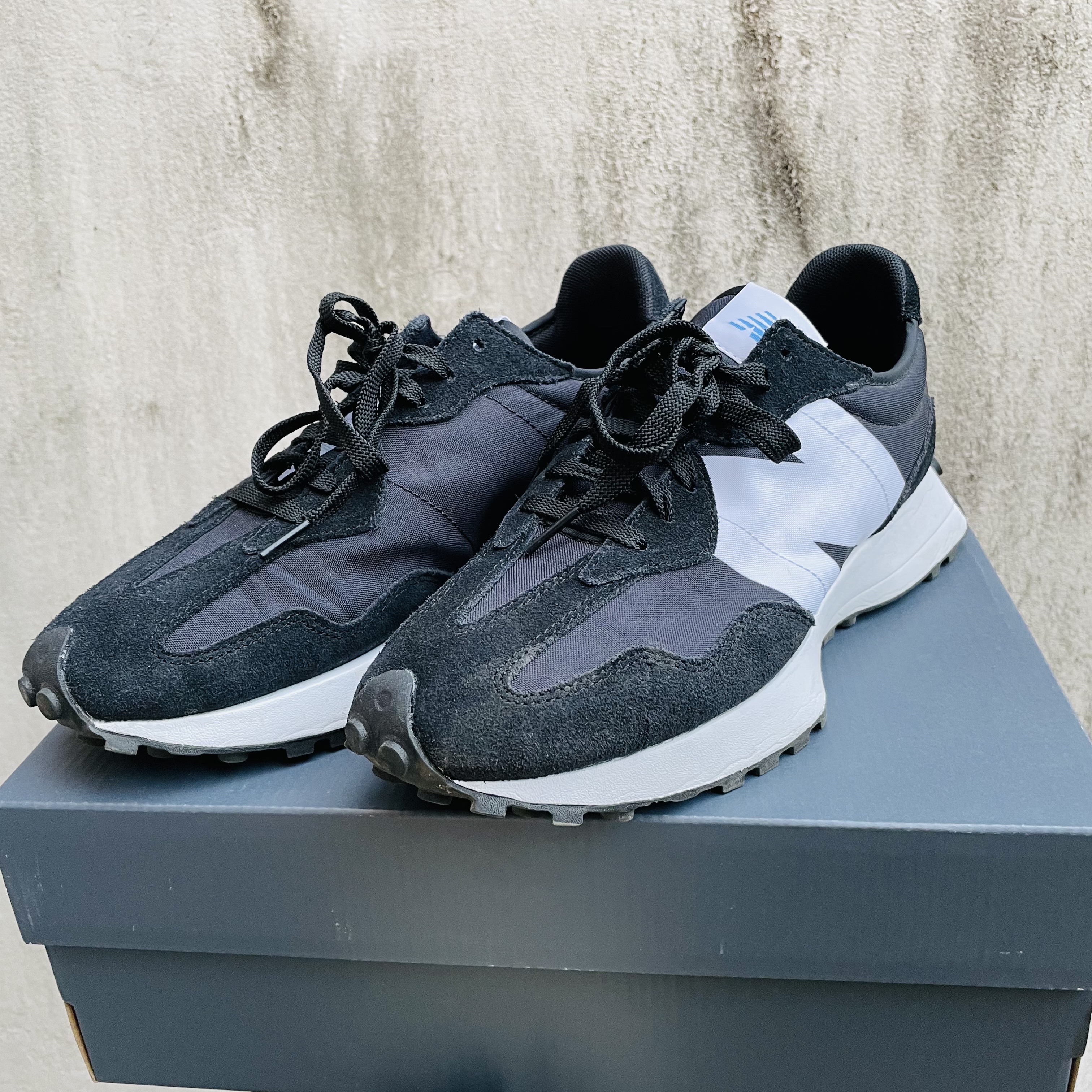 New Balance 327 Black 착용 스타일 - 1