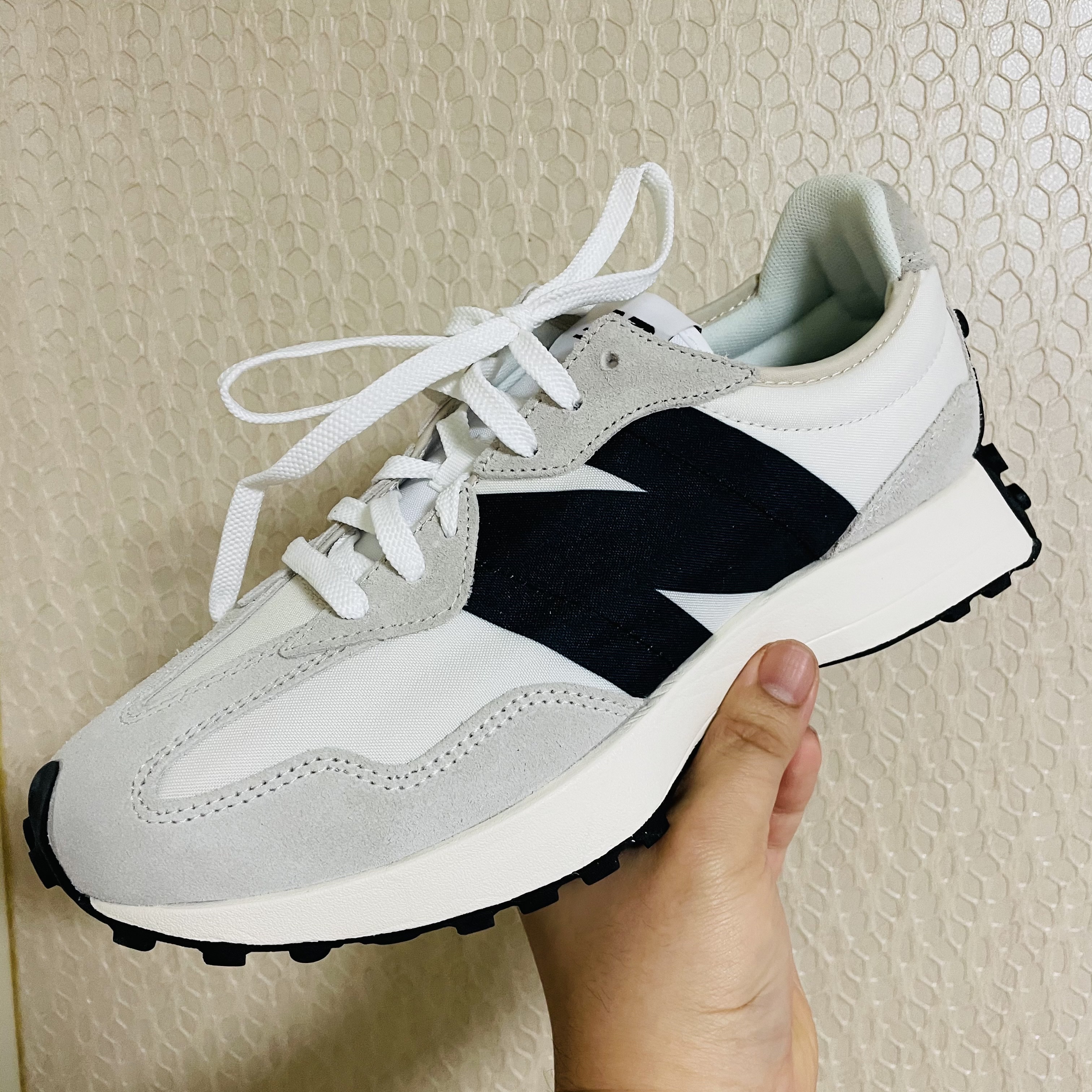 New Balance 327 White Black 착용 스타일 - 2