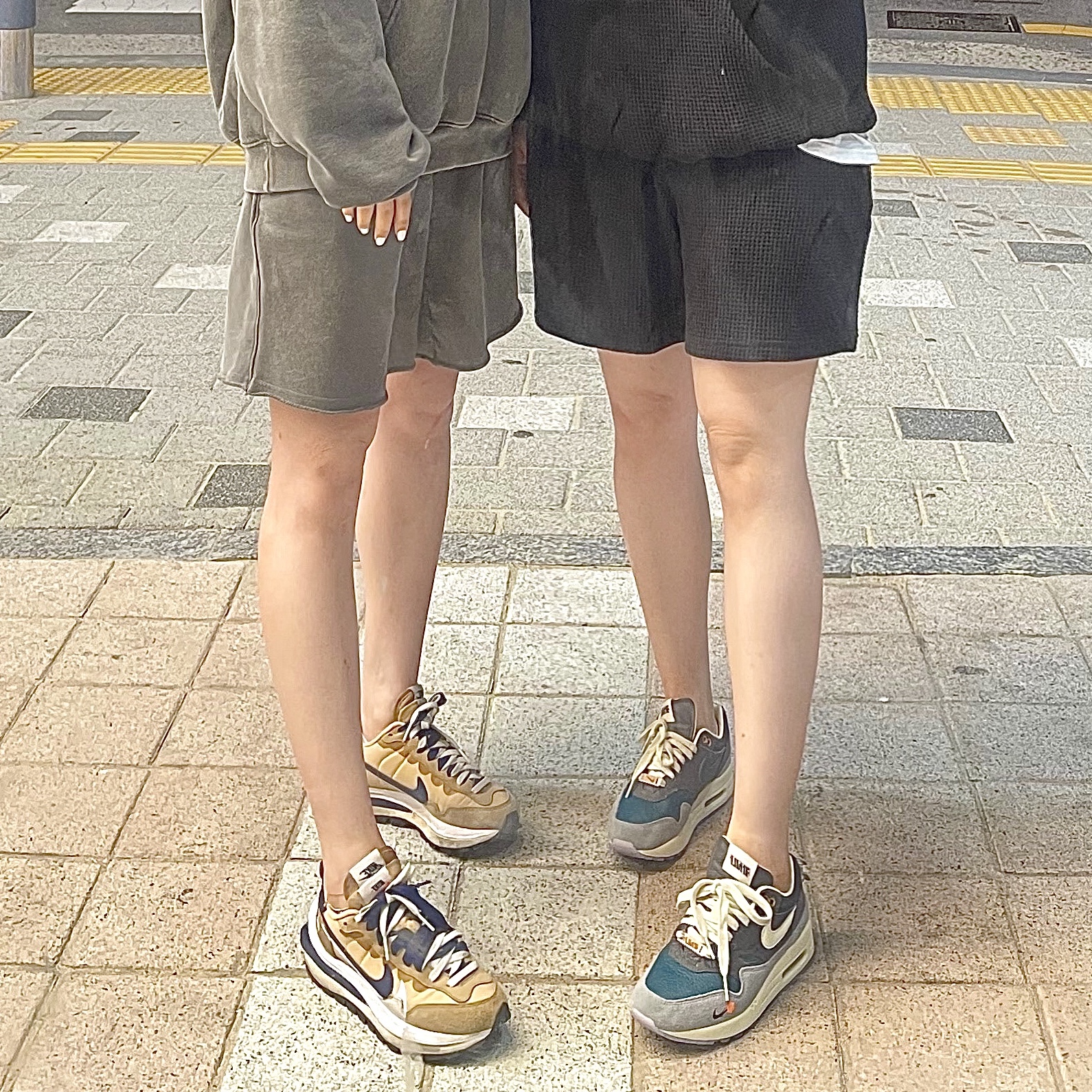 Nike x Kasina Air Max 1 SP Won-Ang Particle Grey, Nike x Sacai VaporWaffle Sesame and Blue Void 착용 스타일