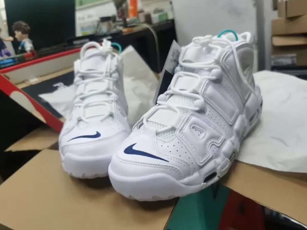 Nike Air More Uptempo 96 White Midnight Navy 착용 스타일 - 1