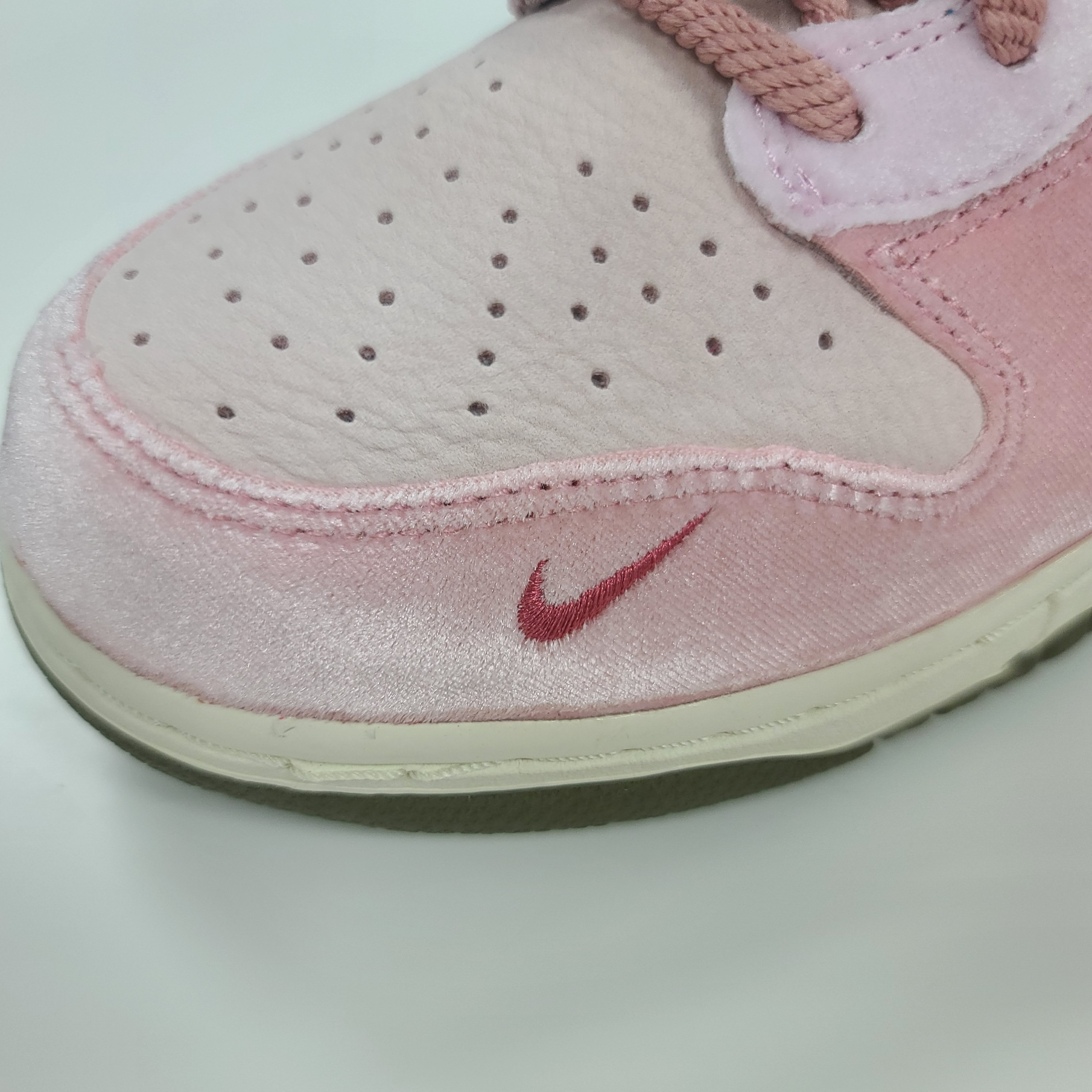 Nike x Social Status Dunk Mid Free Lunch Strawberry Milk 착용 스타일 - 4
