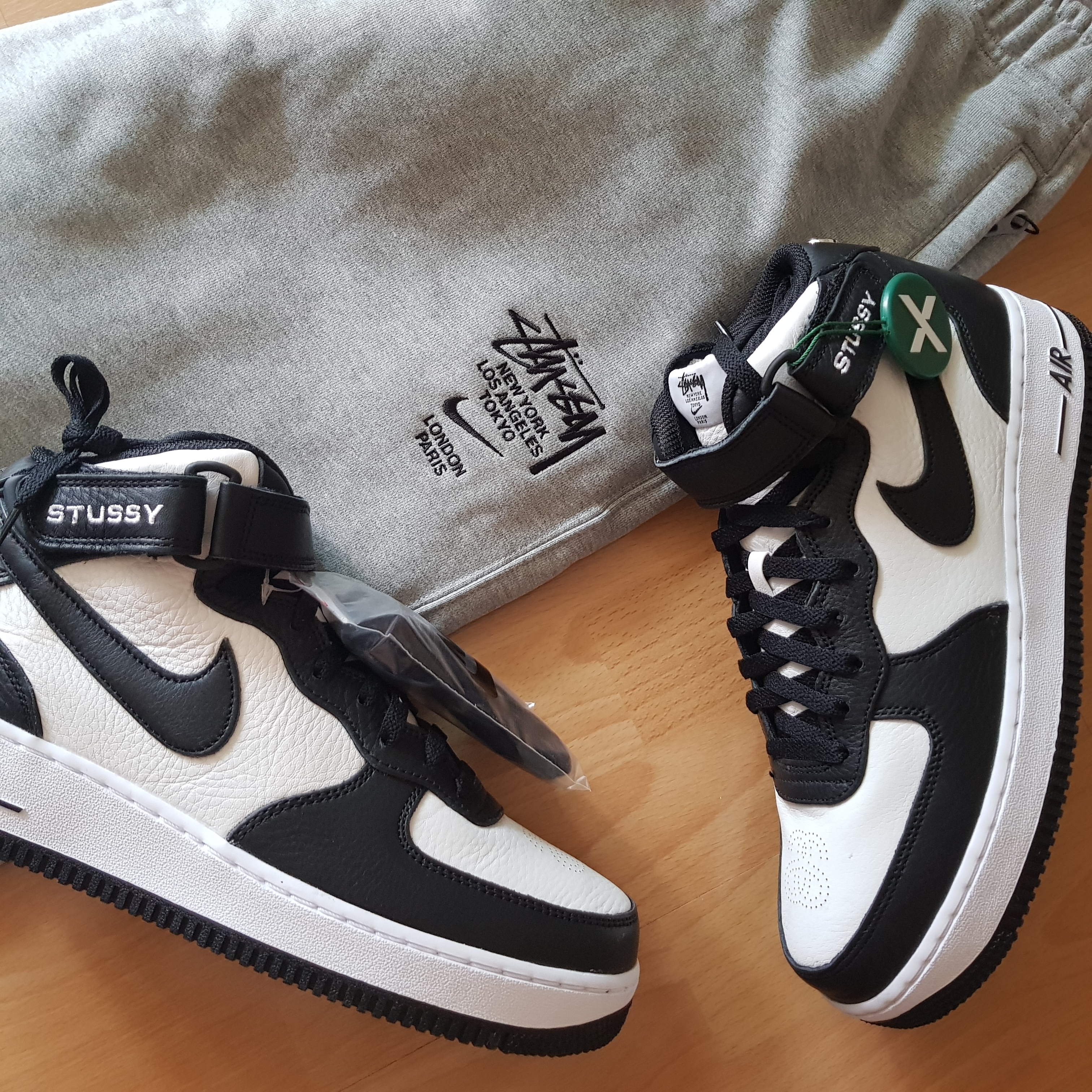 Nike x Stussy Air Force 1 '07 Mid SP Black and Light Bone, Nike x Stussy NRG ZR Fleece Pants Heather Grey - US/EU 착용 스타일 - 1