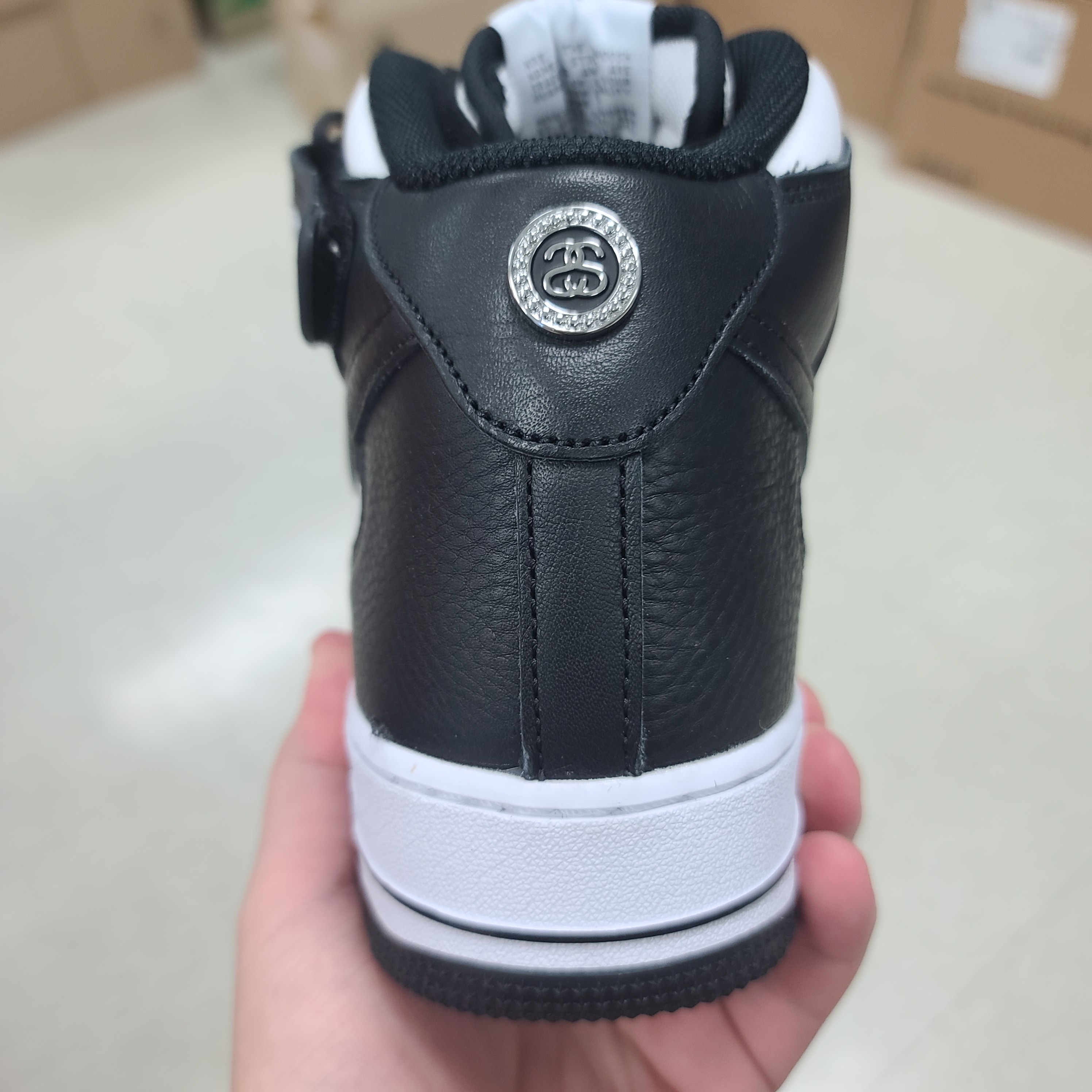 Nike x Stussy Air Force 1 '07 Mid SP Black and Light Bone 착용 스타일 - 5