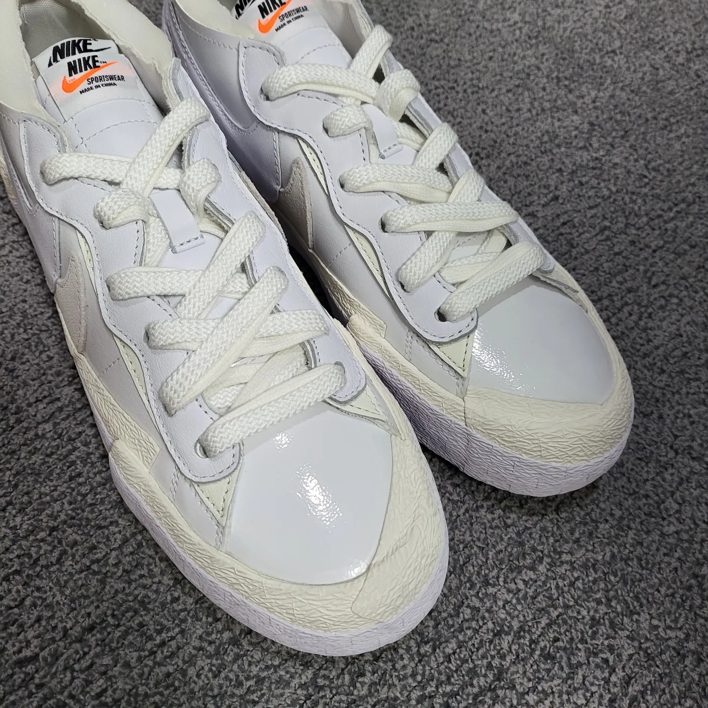 Nike x Sacai Blazer Low White Patent Leather 착용 스타일