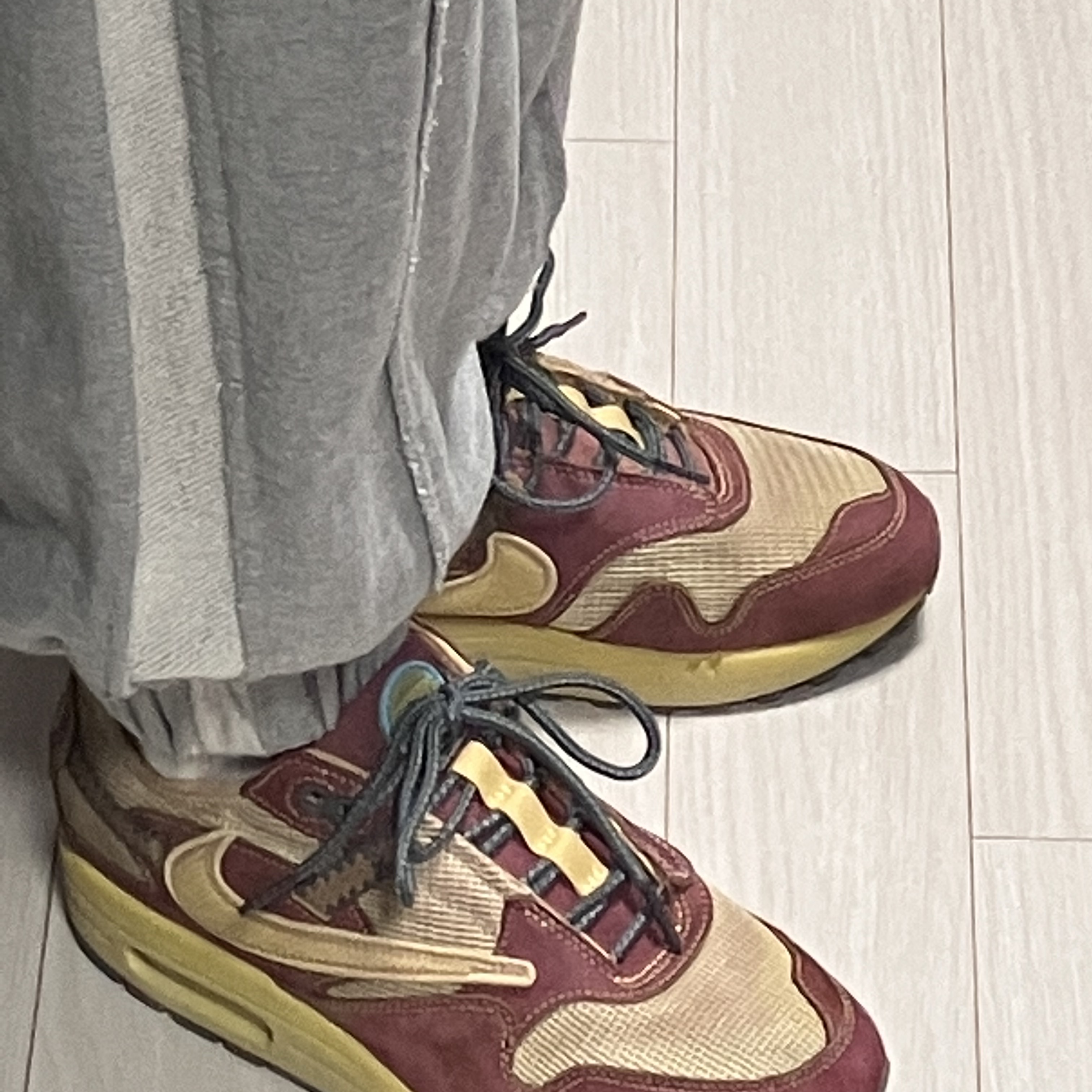 Nike x Travis Scott Air Max 1 Cact.us Gold 착용 스타일 - 1