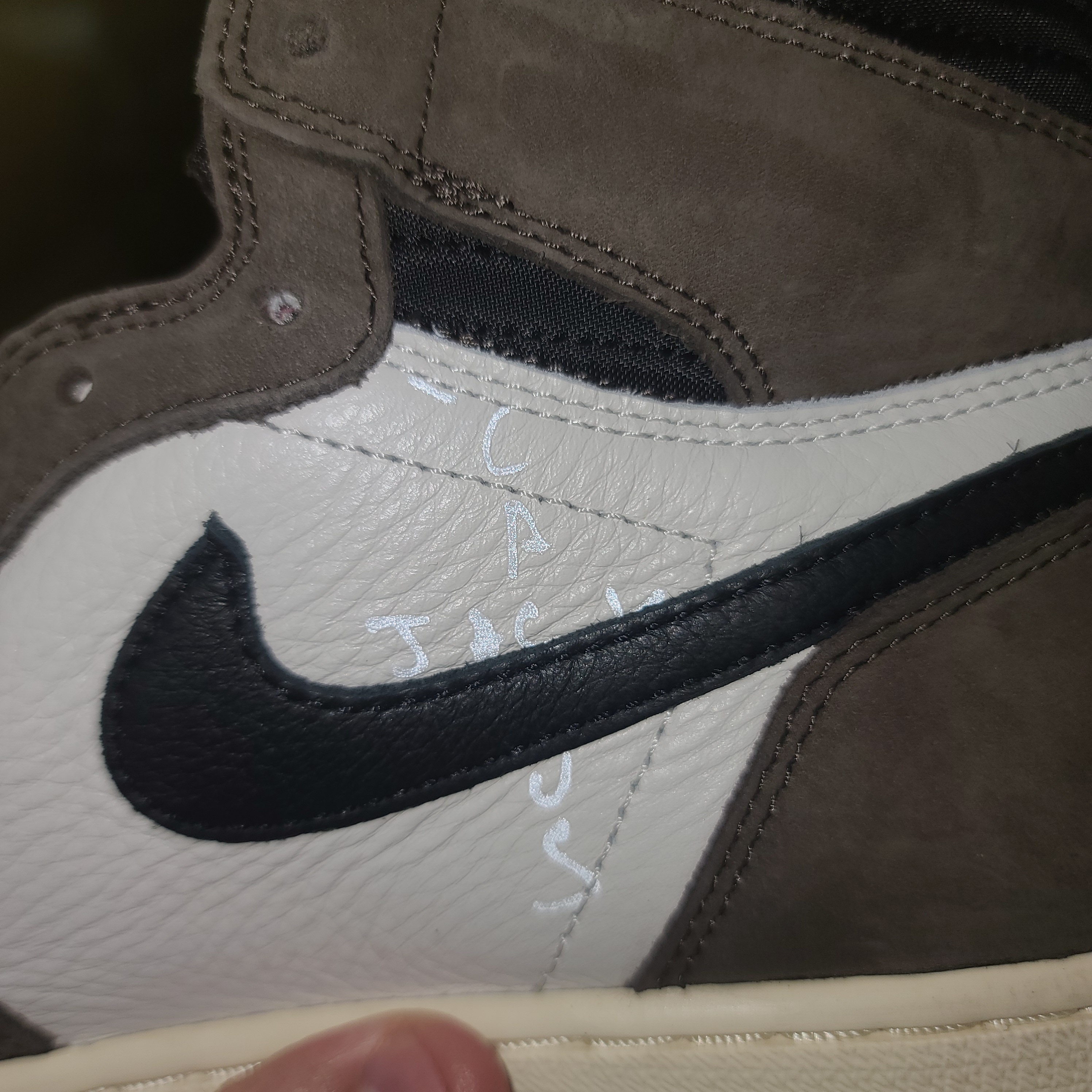 Jordan 1 x Travis Scott Retro High OG SP Mocha 착용 스타일 - 5