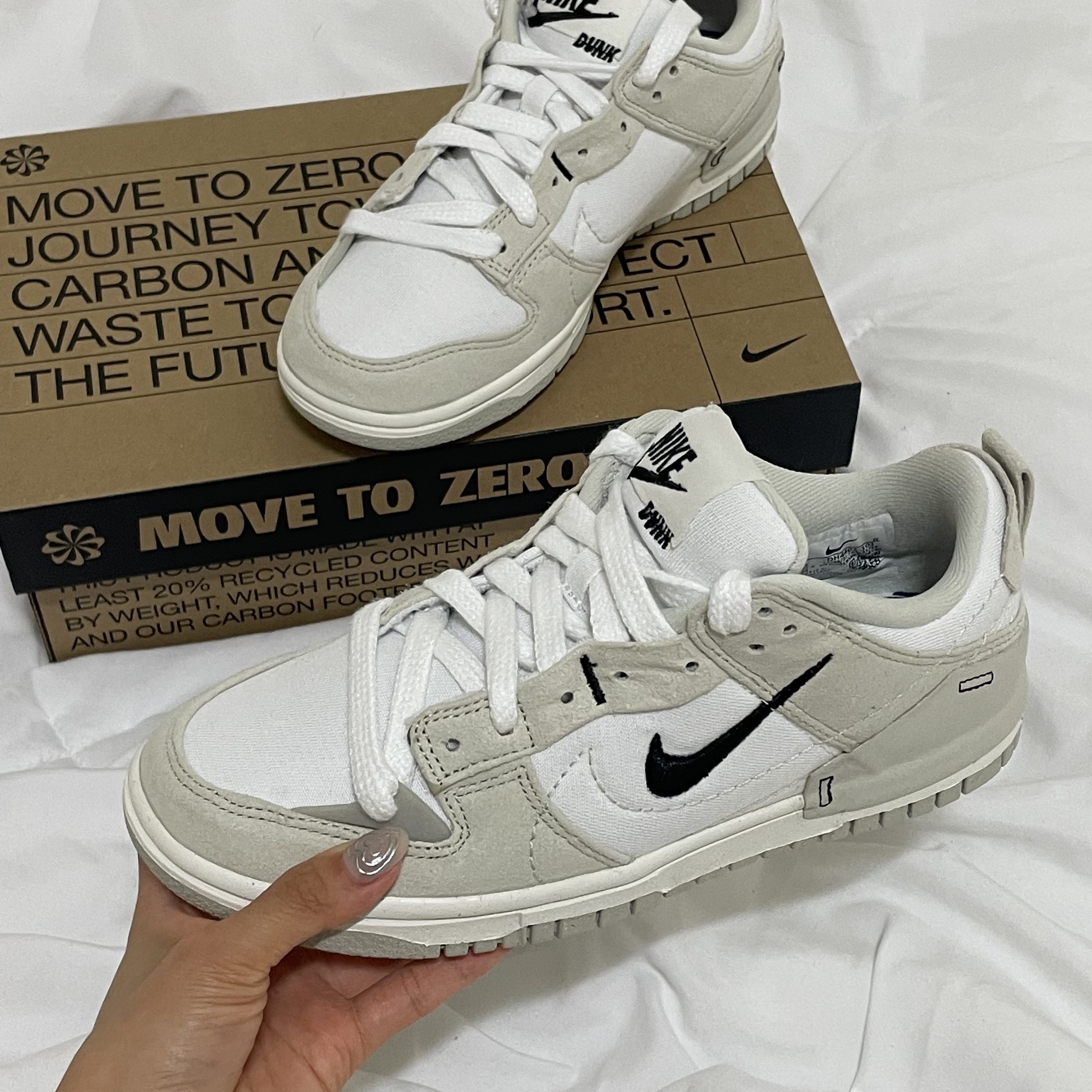 (W) Nike Dunk Low Disrupt 2 White Light Bone, Nike x Stussy Air Force 1 '07 Mid SP Black and Light Bone 착용 스타일 - 1