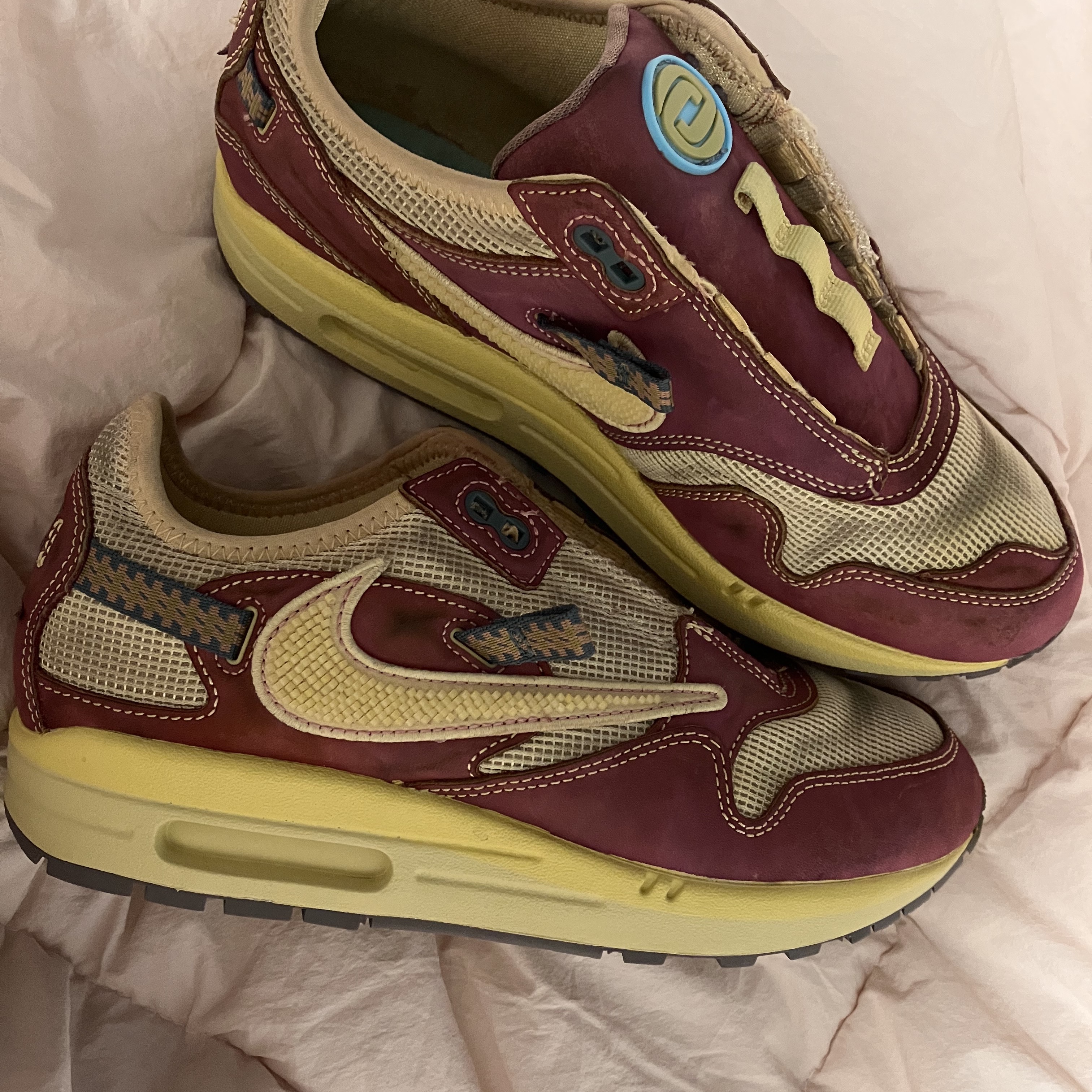 Nike x Travis Scott Air Max 1 Cact.us Gold 착용 스타일 - 2