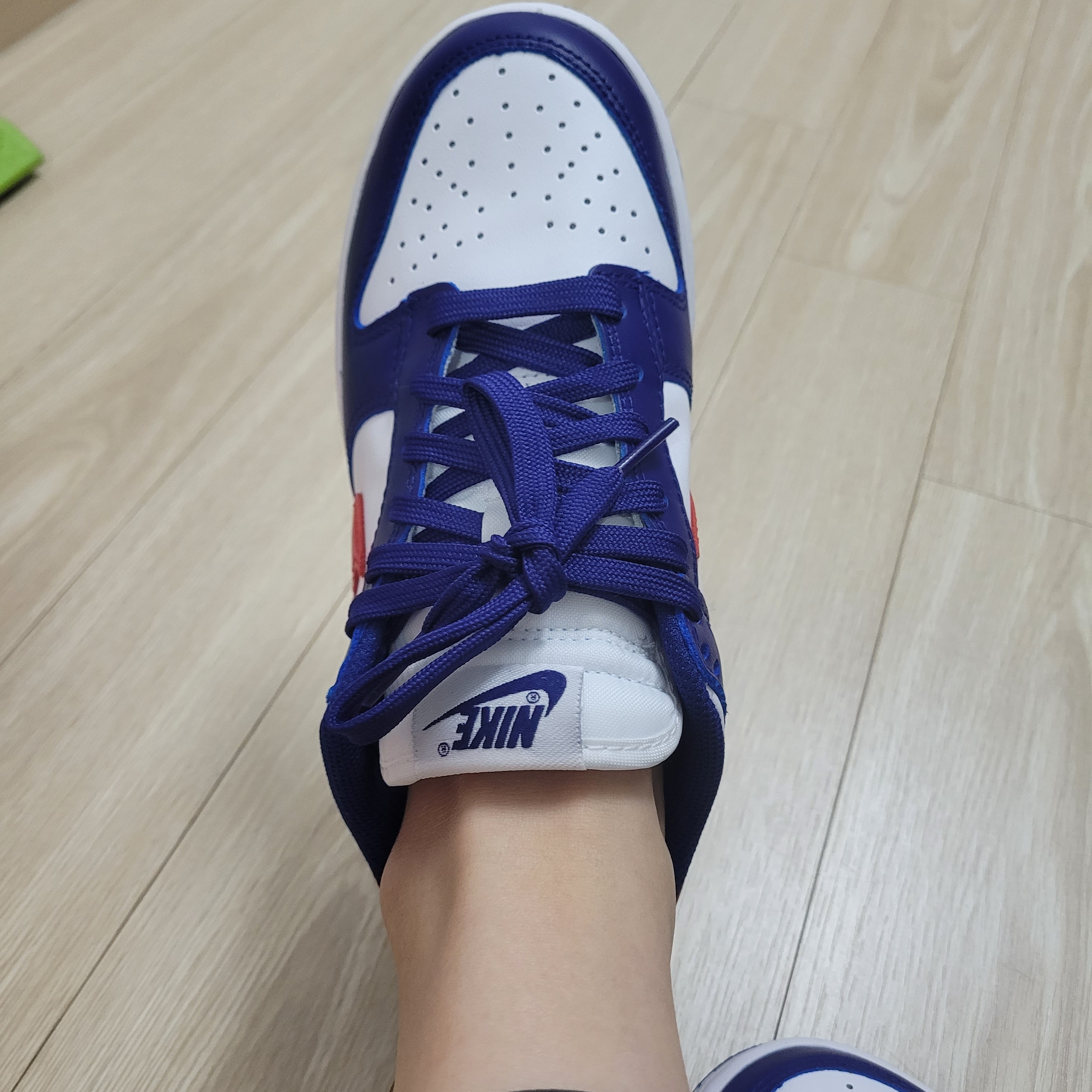 (W) Nike Dunk Low White and University Red 착용 스타일 - 1