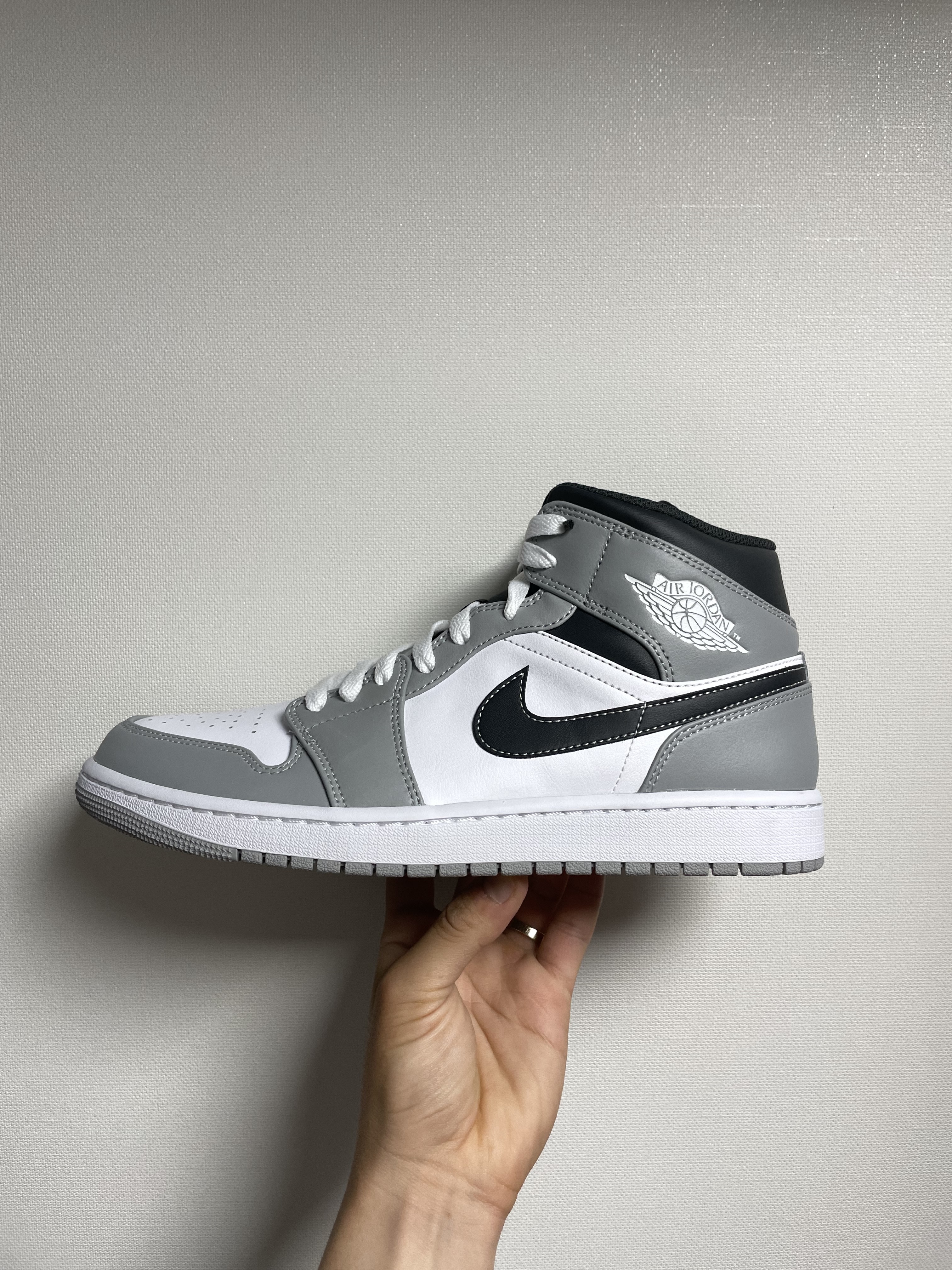Jordan 1 Mid Light Smoke Grey Anthracite 착용 스타일 - 1