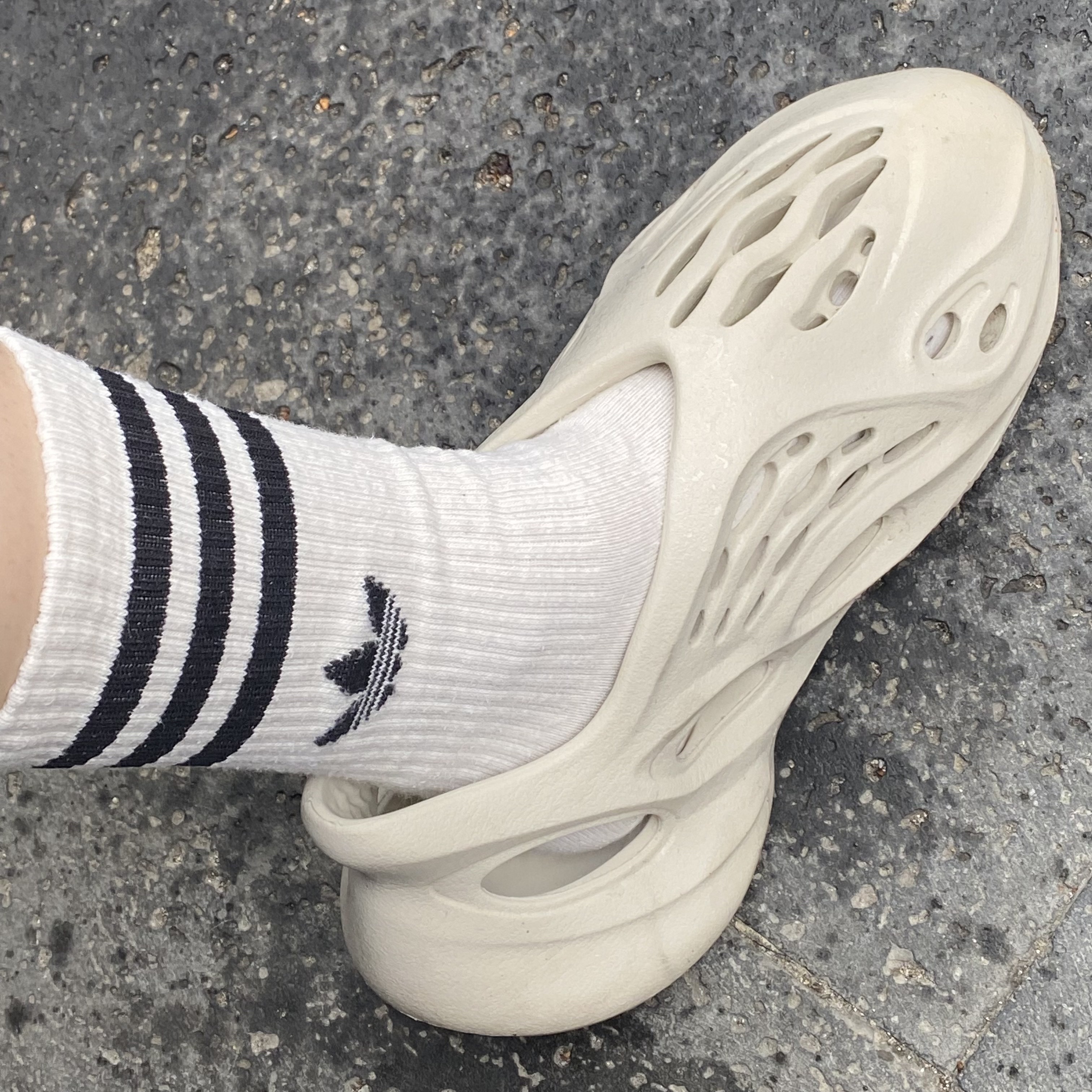 Adidas Yeezy Foam RNNR Sand, Human Made x A$AP Rocky Human Testing T-Shirt White 착용 스타일 - 3