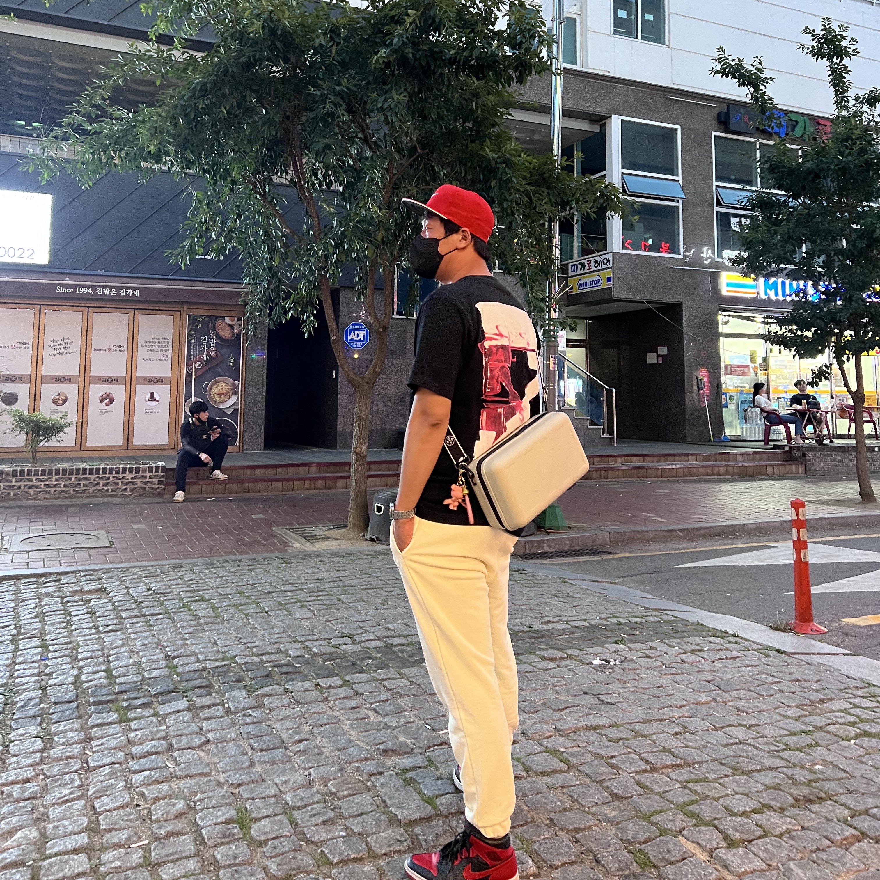 Jordan 1 Mid Bred Banned 2020, Off-White x Amore Pacific Protection Box (Without Cosmetics) 착용 스타일