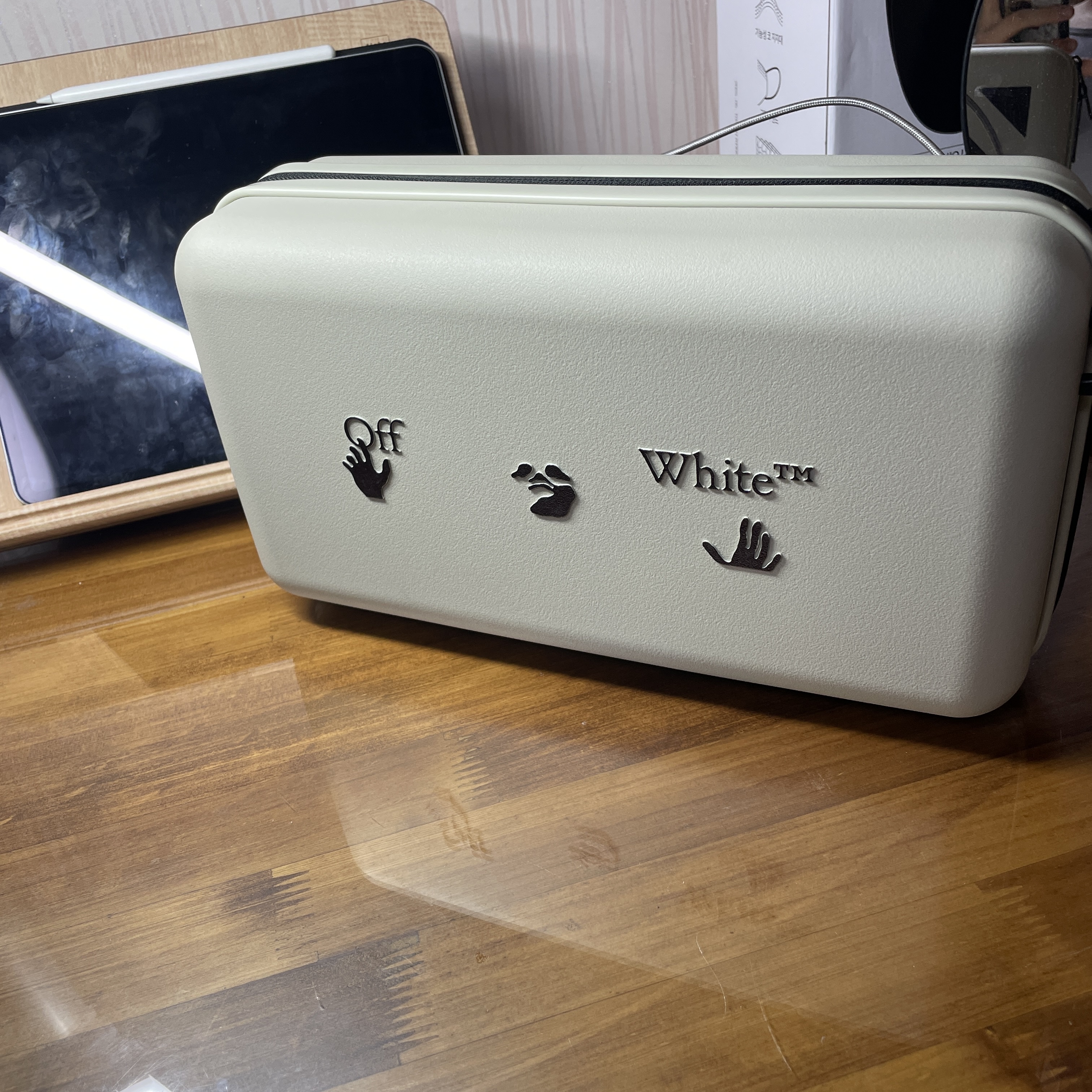 Off-White x Amore Pacific Protection Box (Without Cosmetics) 착용 스타일 - 1
