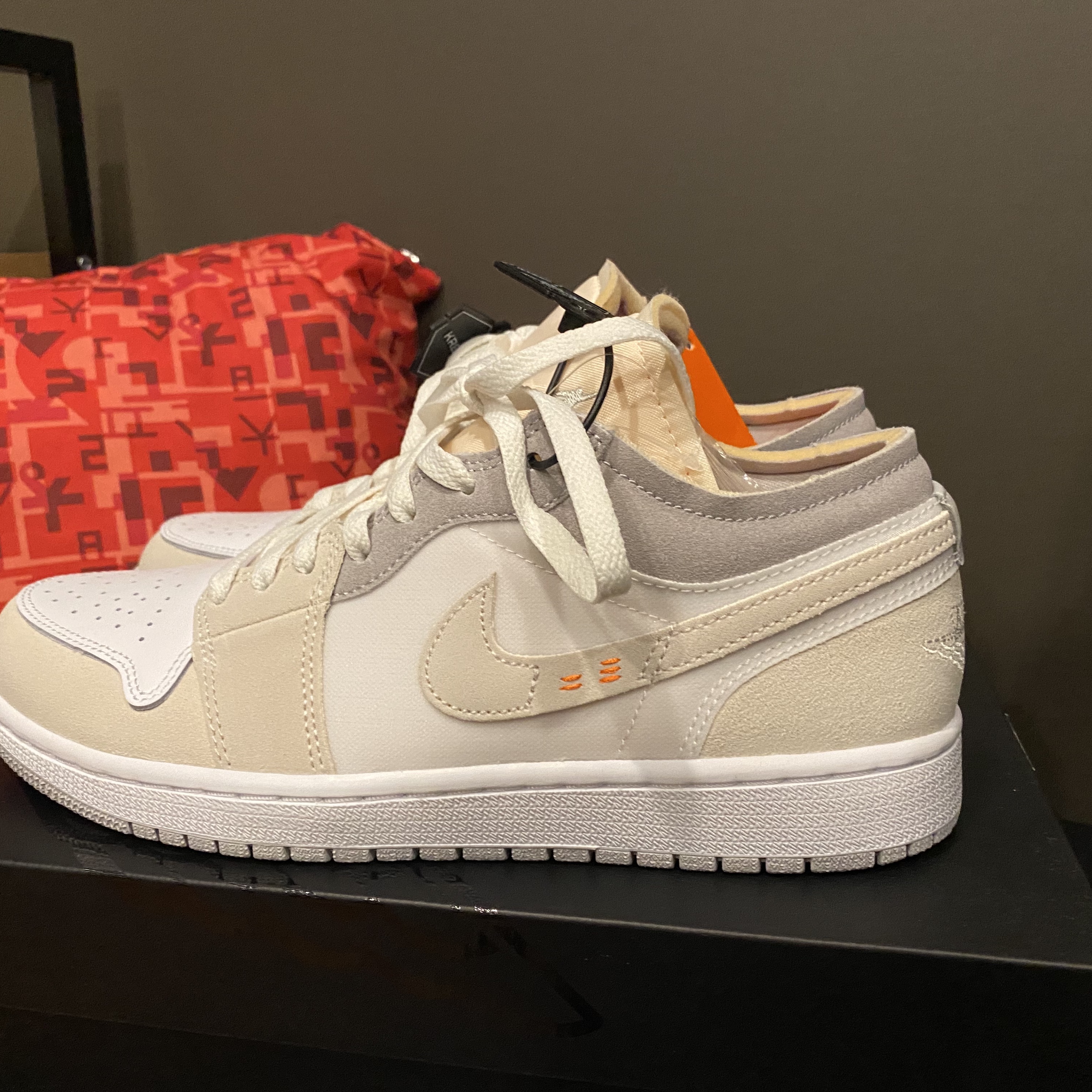 Jordan 1 Low SE Craft White and Phantom 착용 스타일