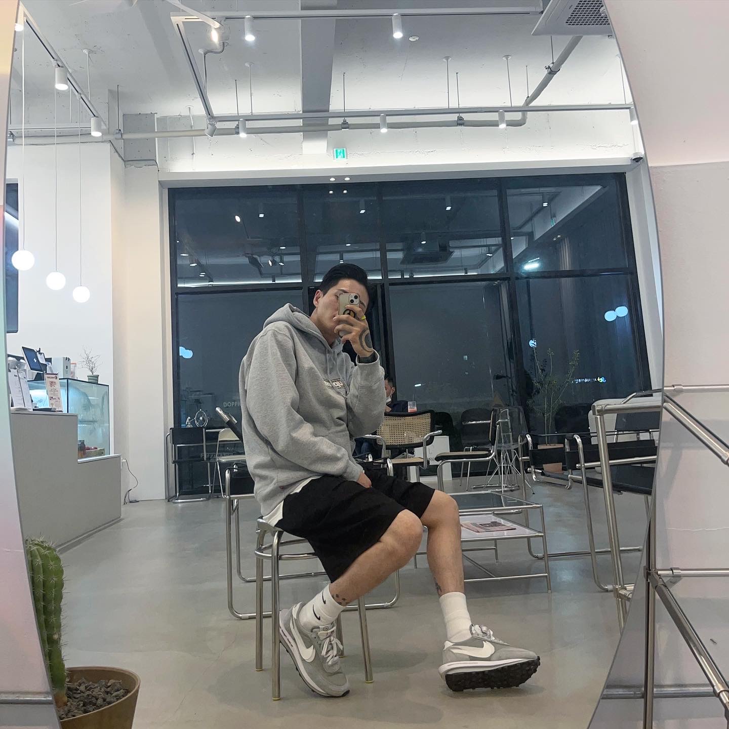 Nike x Sacai x Fragment LDWaffle Light Smoke Grey, Supreme x Burberry Box Logo Hooded Sweatshirt Heather Grey - 22SS 착용 스타일