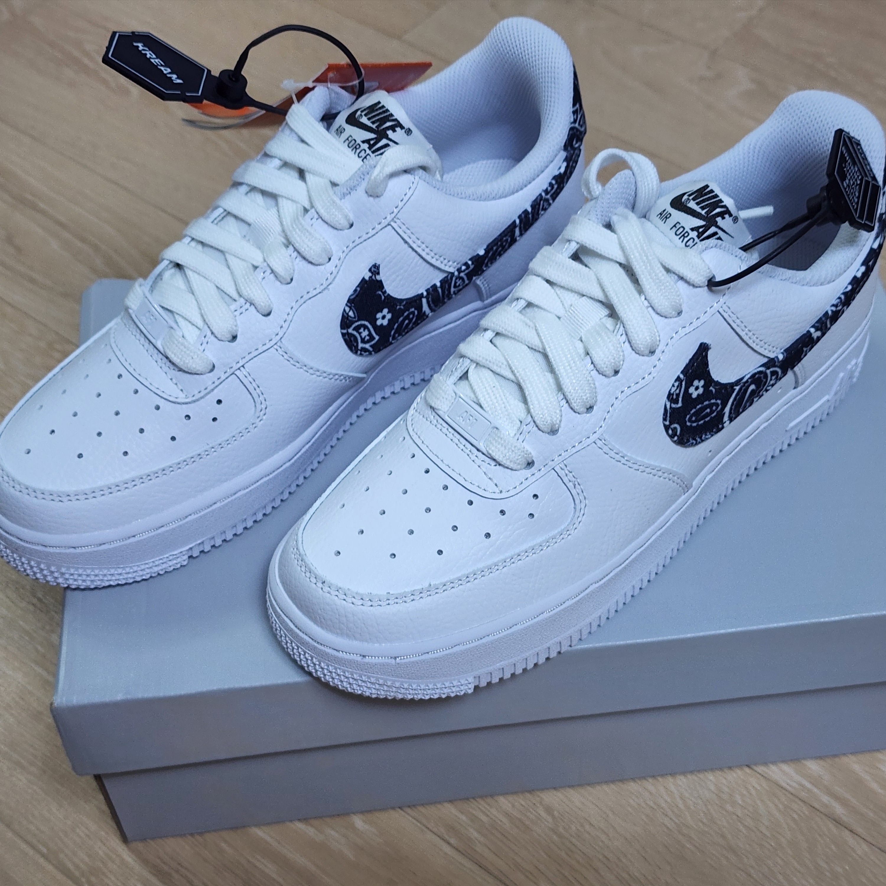 (W) Nike Air Force 1 '07 Essential Paisley Swoosh White Black 착용 스타일 - 1