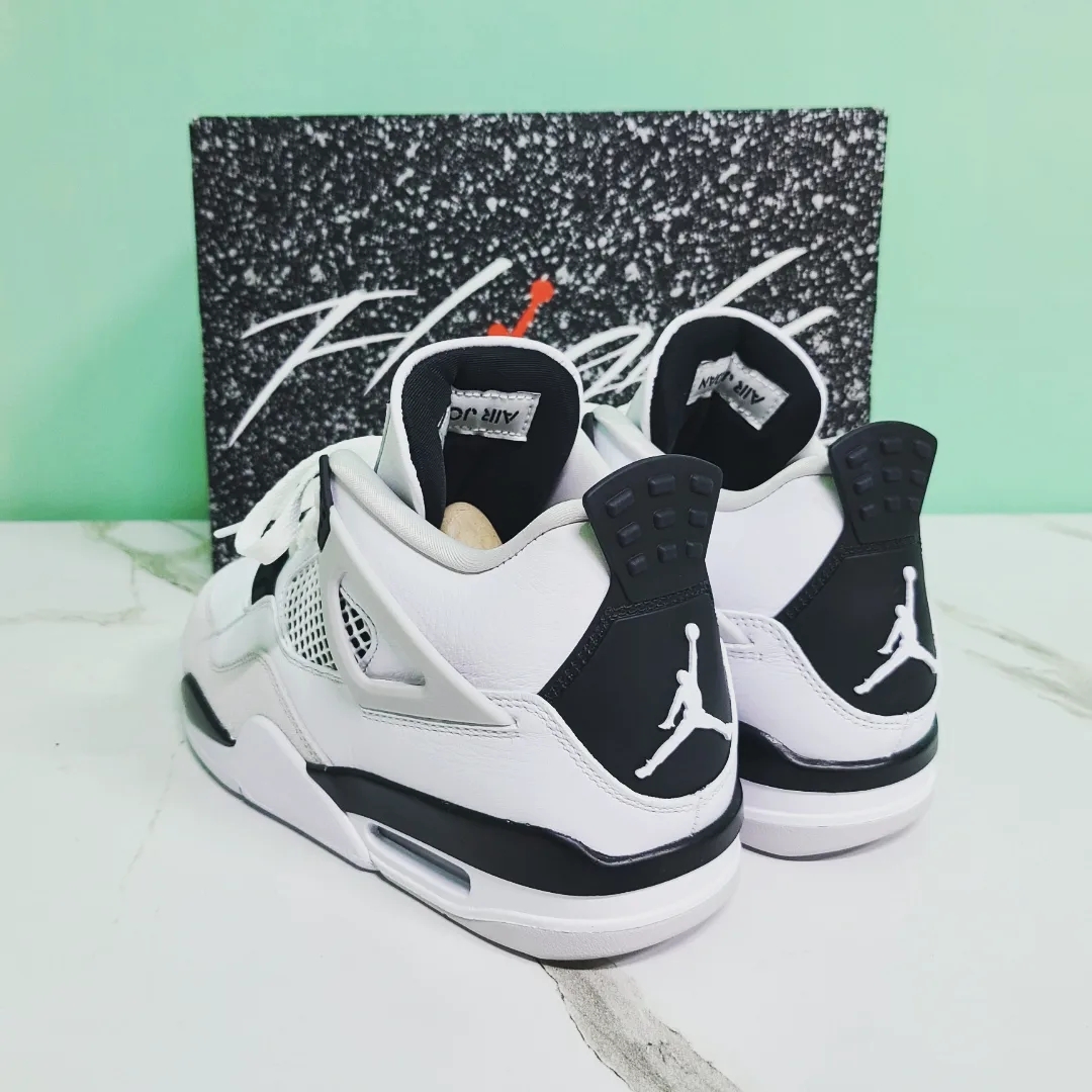 Jordan 4 Retro White and Black 착용 스타일 - 4